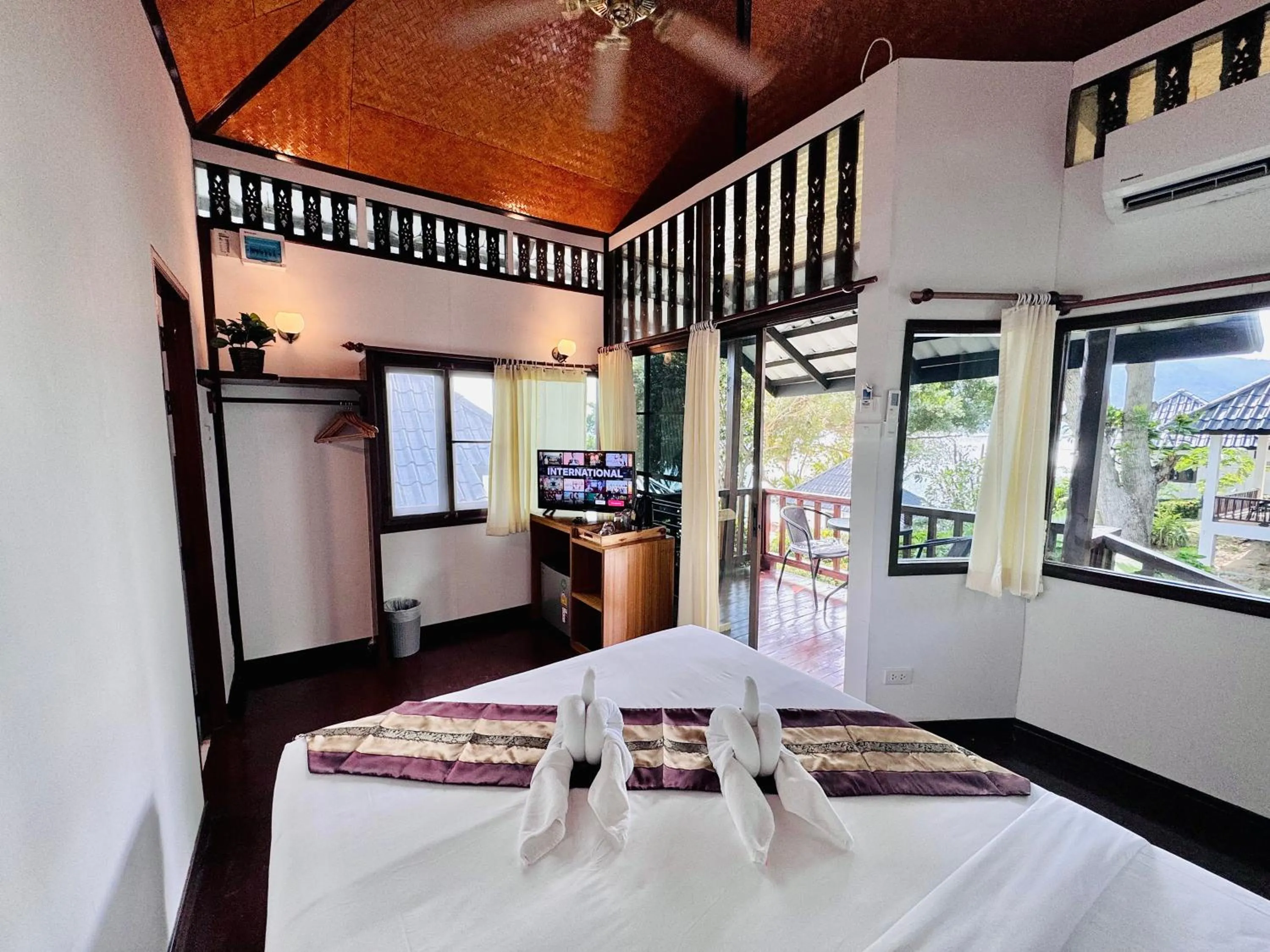Photo of the whole room, Bed in Lamai Bayview Boutique Resort