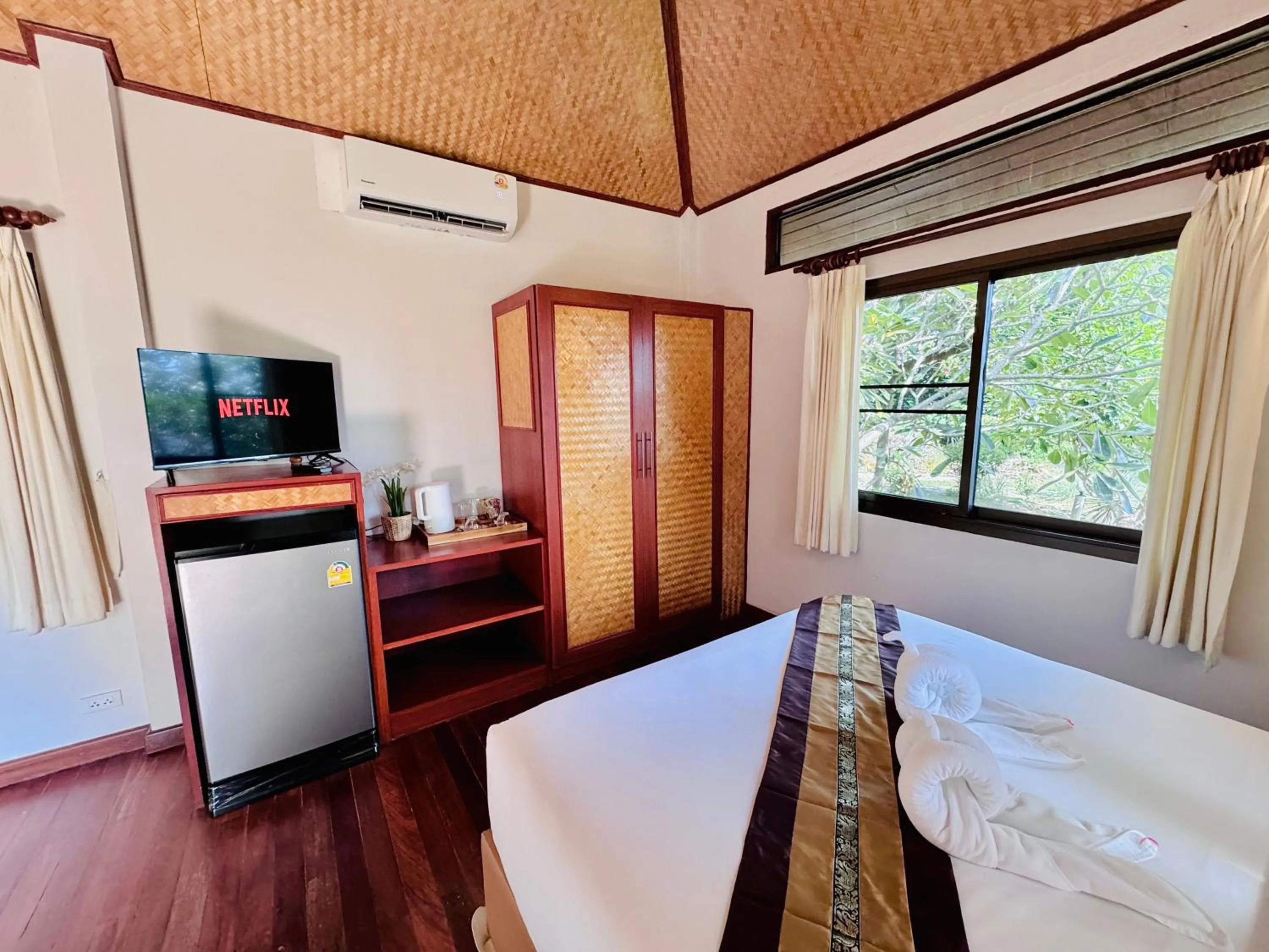 Photo of the whole room, Bed in Lamai Bayview Boutique Resort
