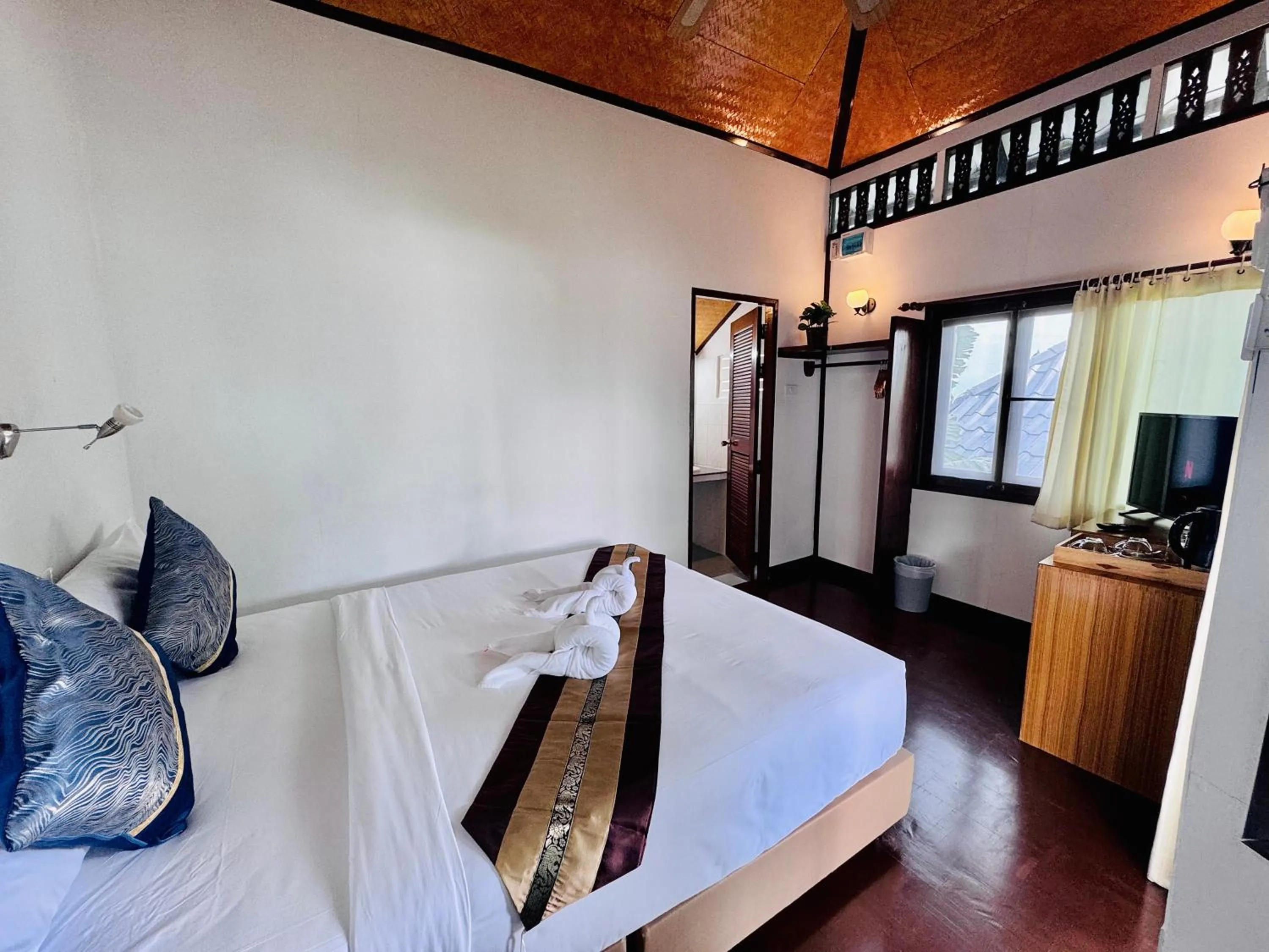 Photo of the whole room, Bed in Lamai Bayview Boutique Resort