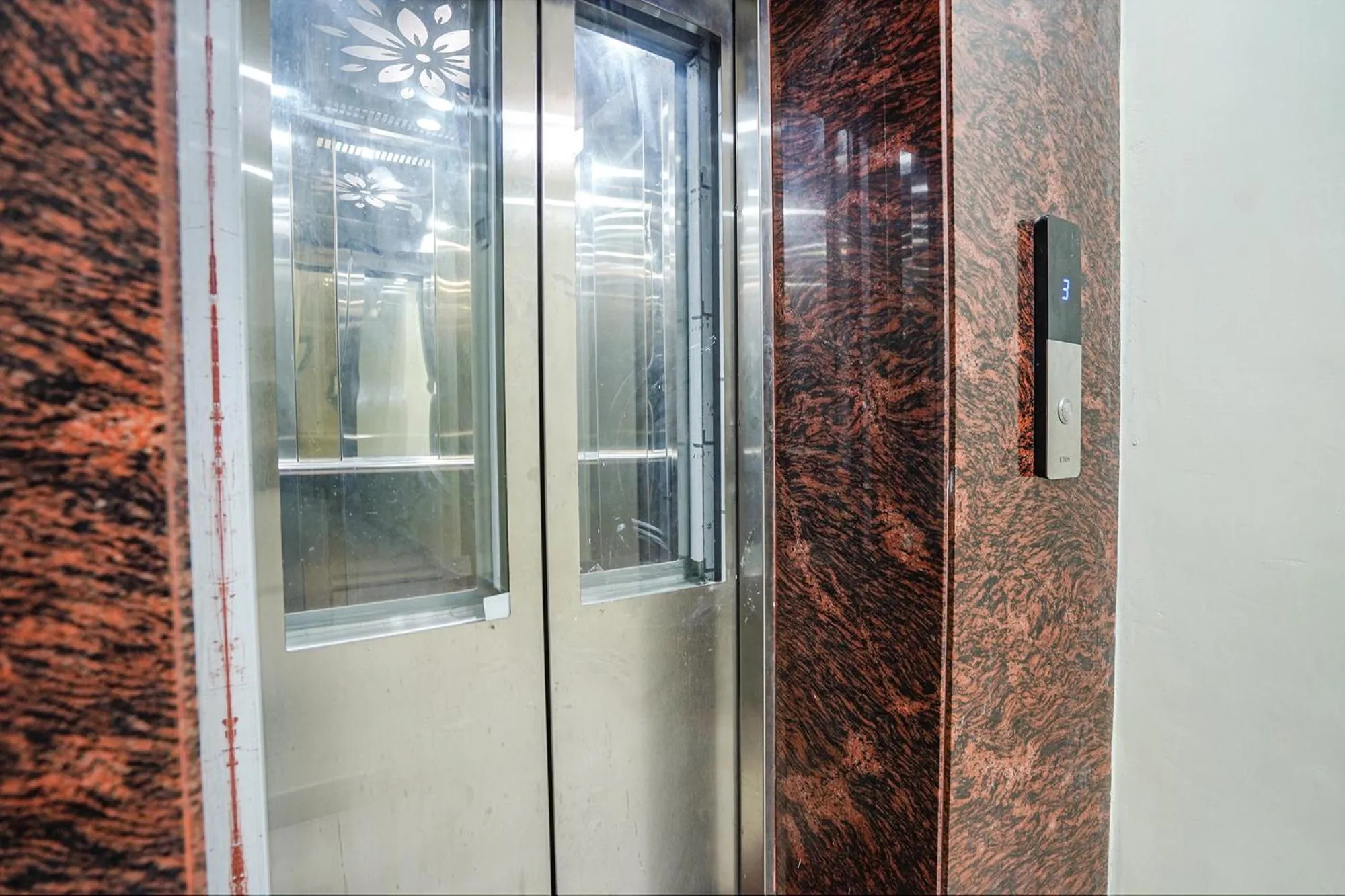 elevator in Super OYO Hotel O Rameshwaram Inn