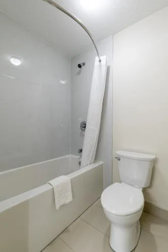 Super 8 by Wyndham Golden