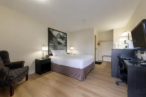 Super 8 by Wyndham Golden