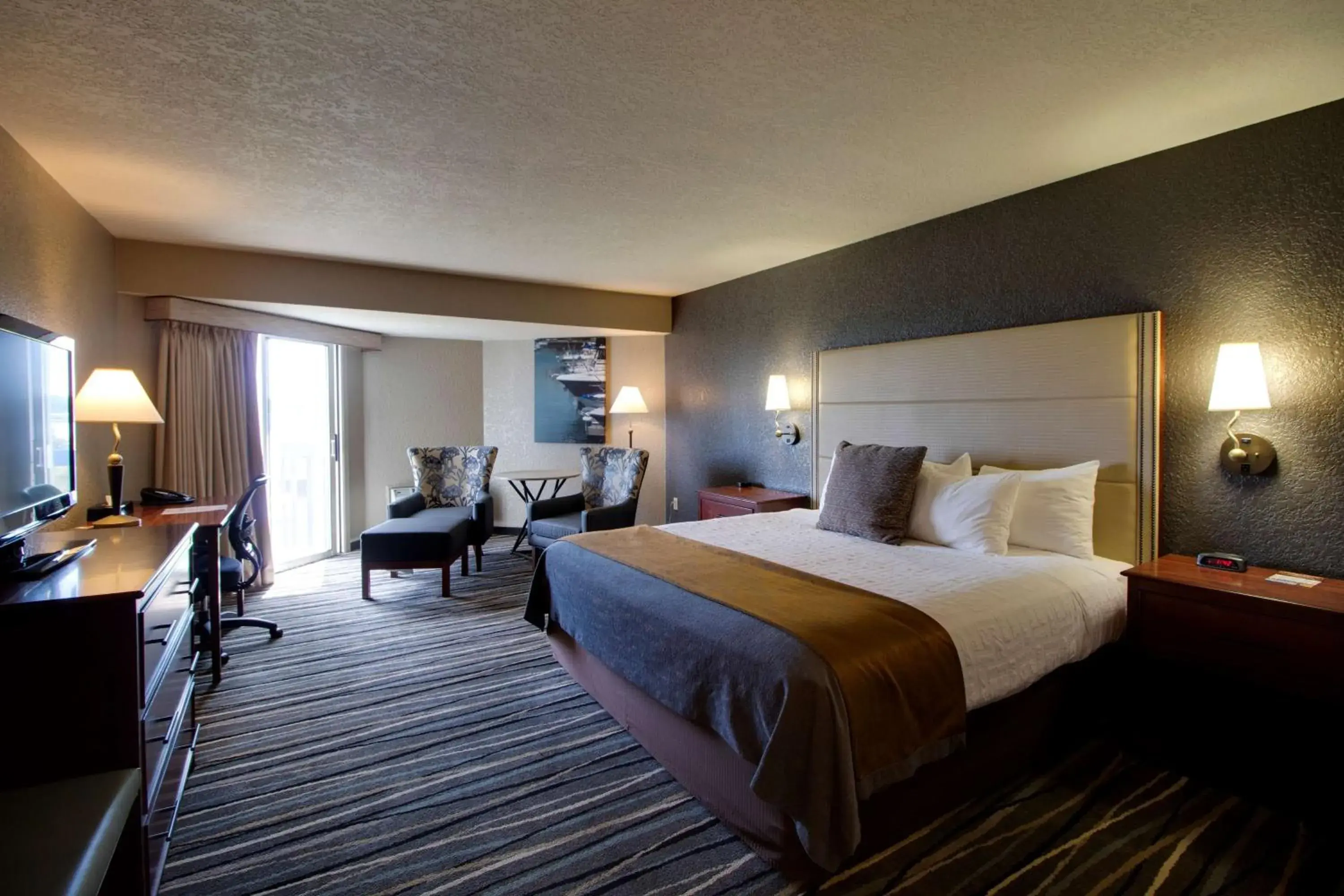 King Room with Balcony - Partial Lake View in Best Western Harbour Pointe Lakefront King Room with Balcony - Partial Lake View in Best Western Harbour Pointe Lakefront