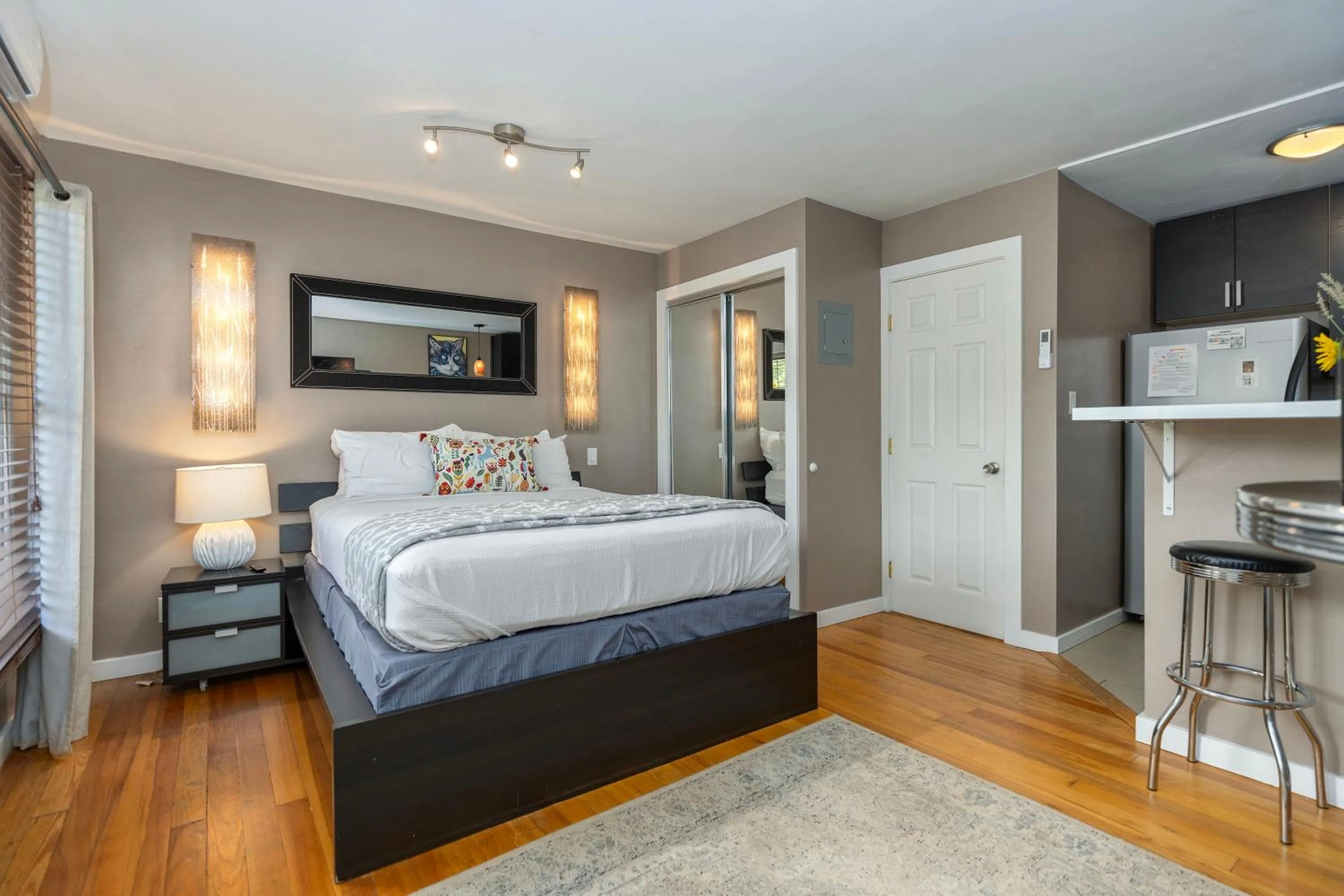 Bed in The Flagstone Boutique Inn & Suites