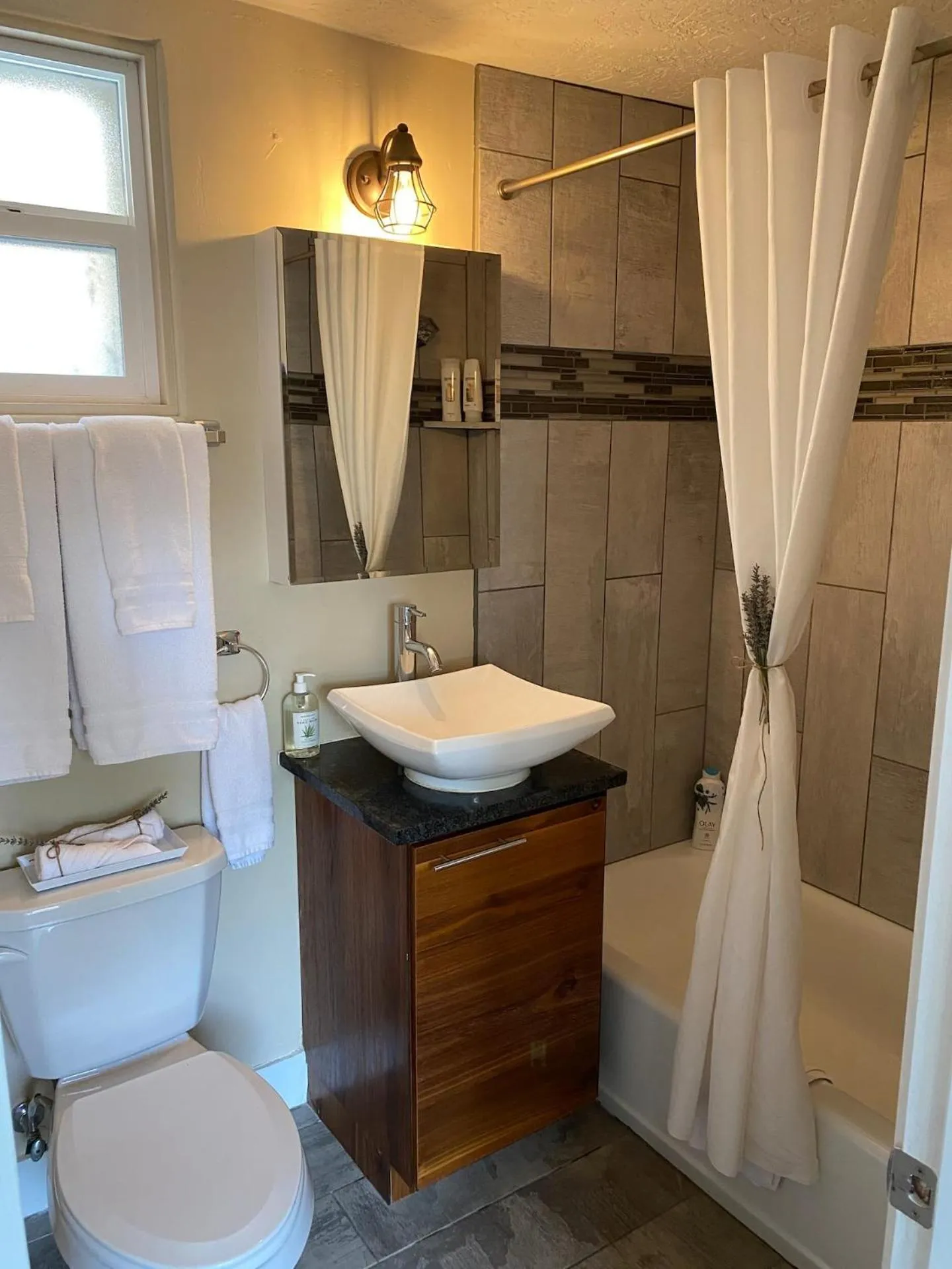 Shower in The Flagstone Boutique Inn & Suites