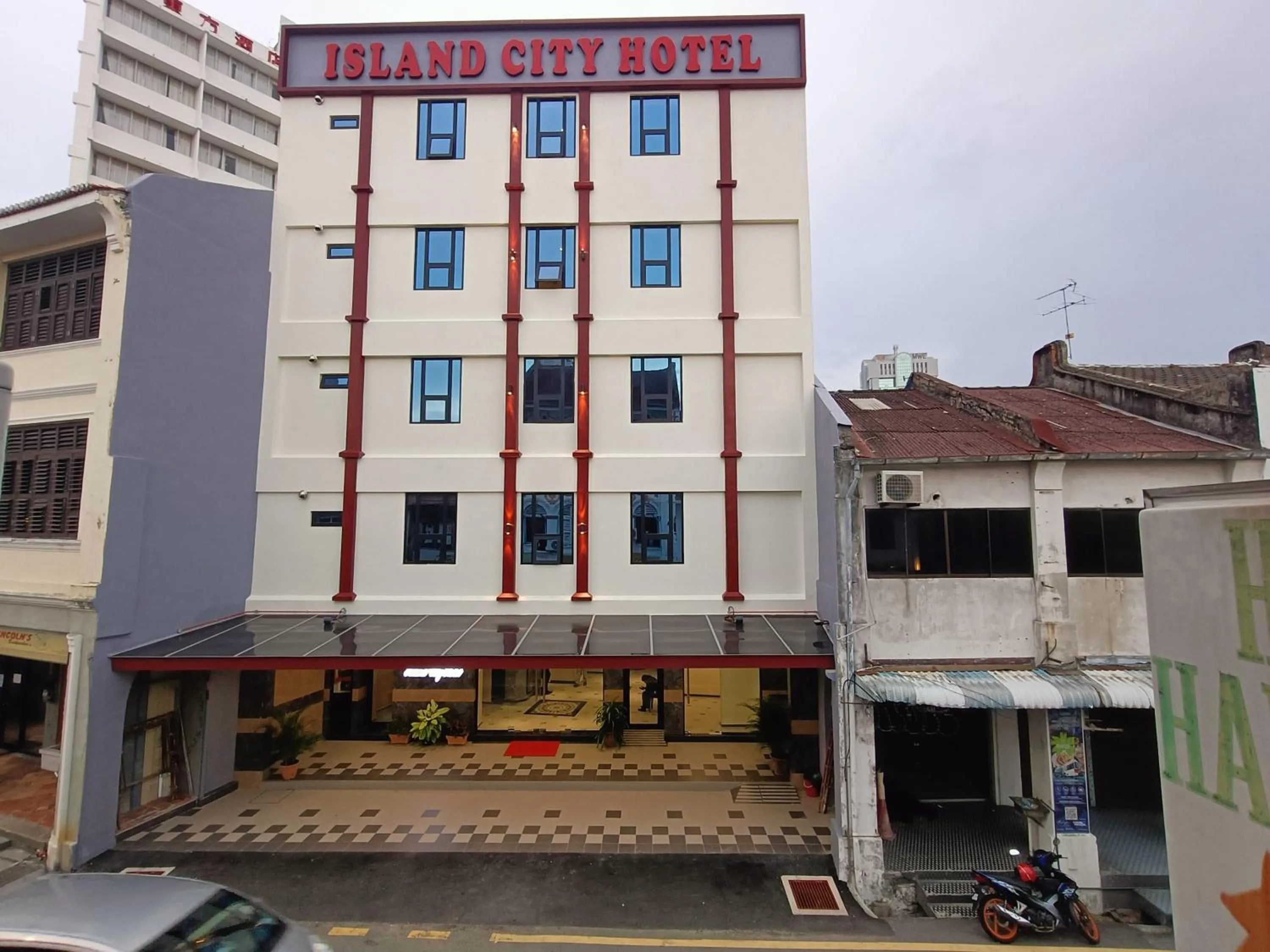 Facade/entrance in Capital O 90897 Island City Hotel
