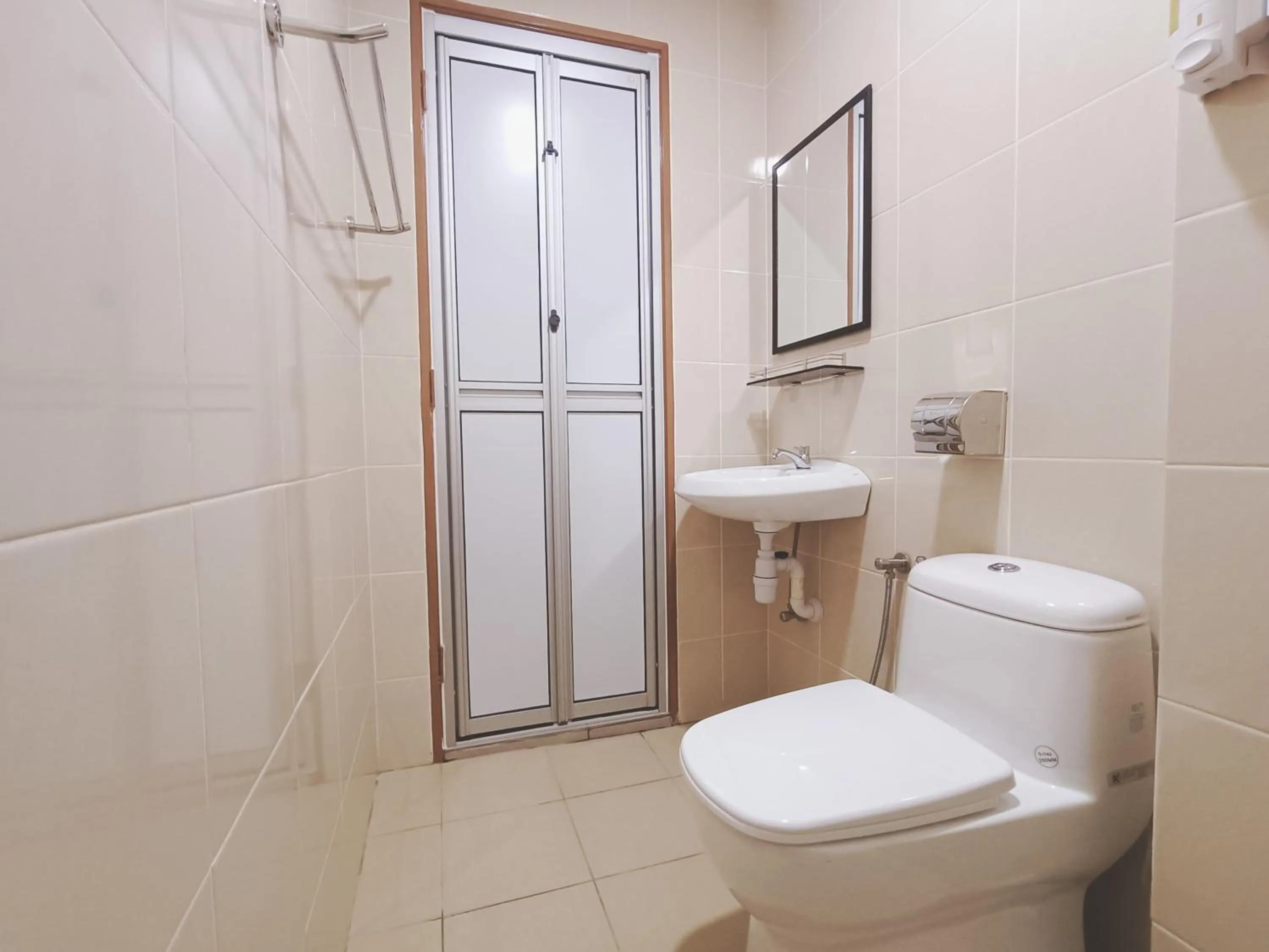 Bathroom in Capital O 90897 Island City Hotel