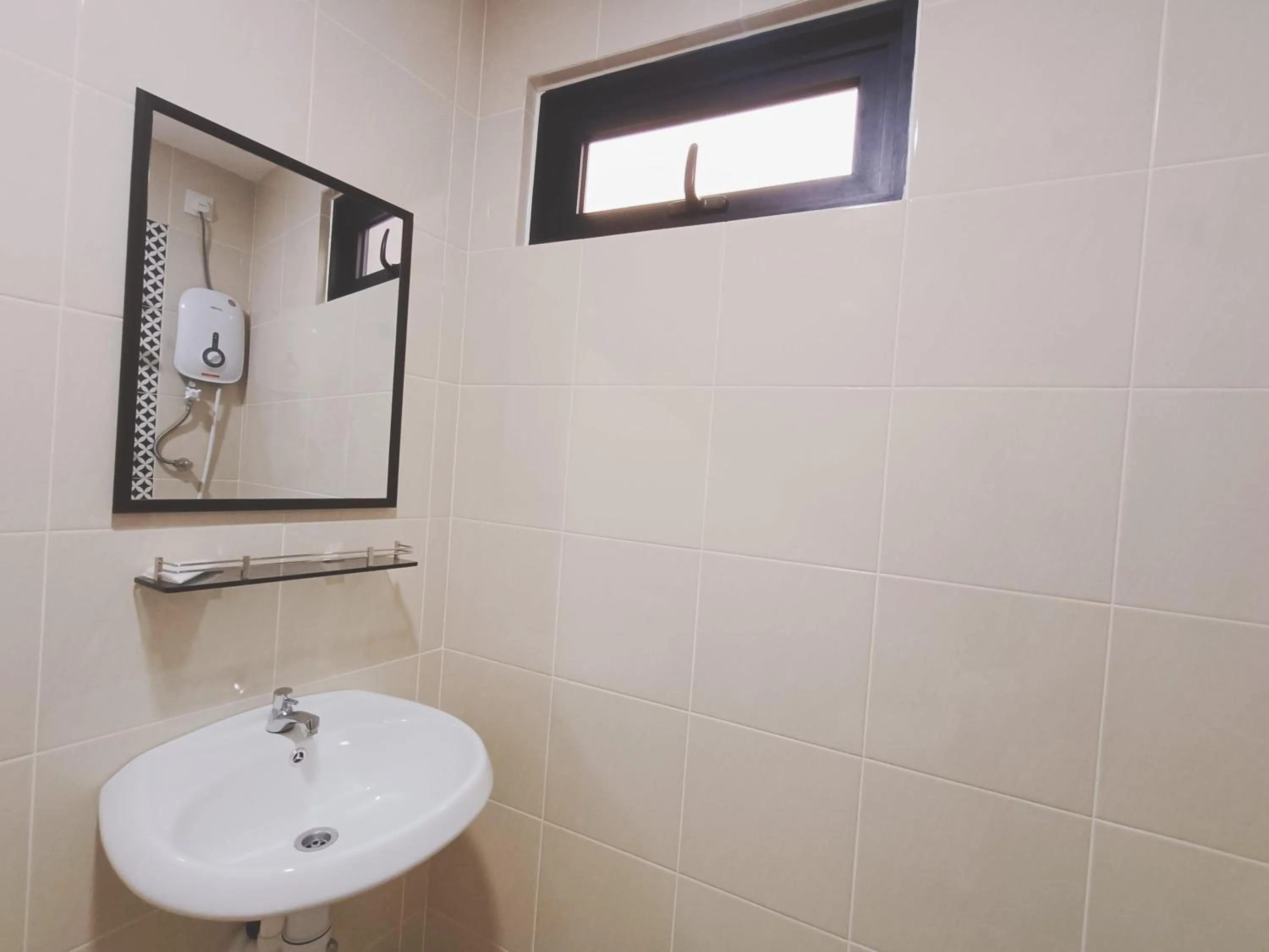 Bathroom in Capital O 90897 Island City Hotel