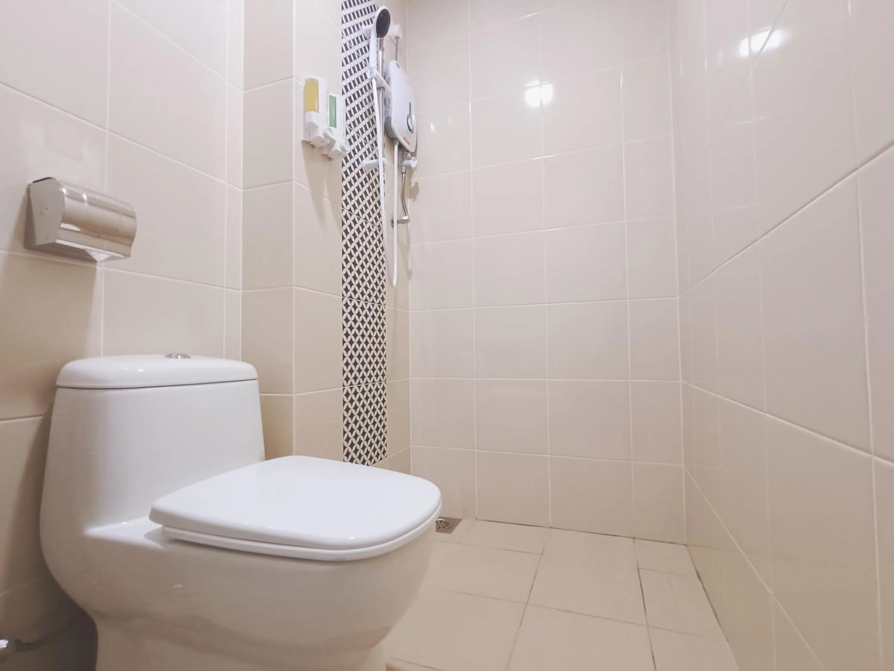 Bathroom in Capital O 90897 Island City Hotel