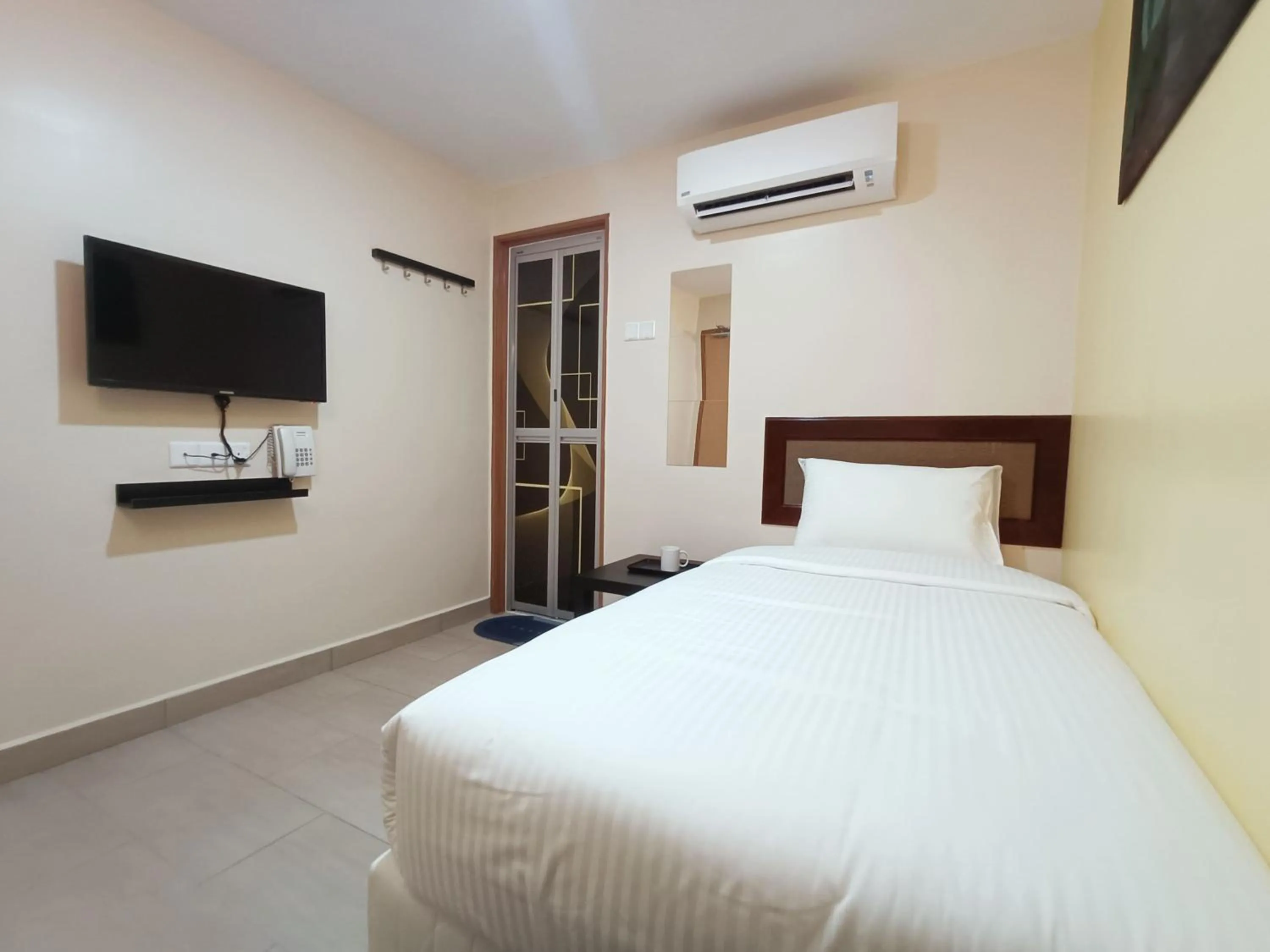 Bedroom, Bed in Capital O 90897 Island City Hotel