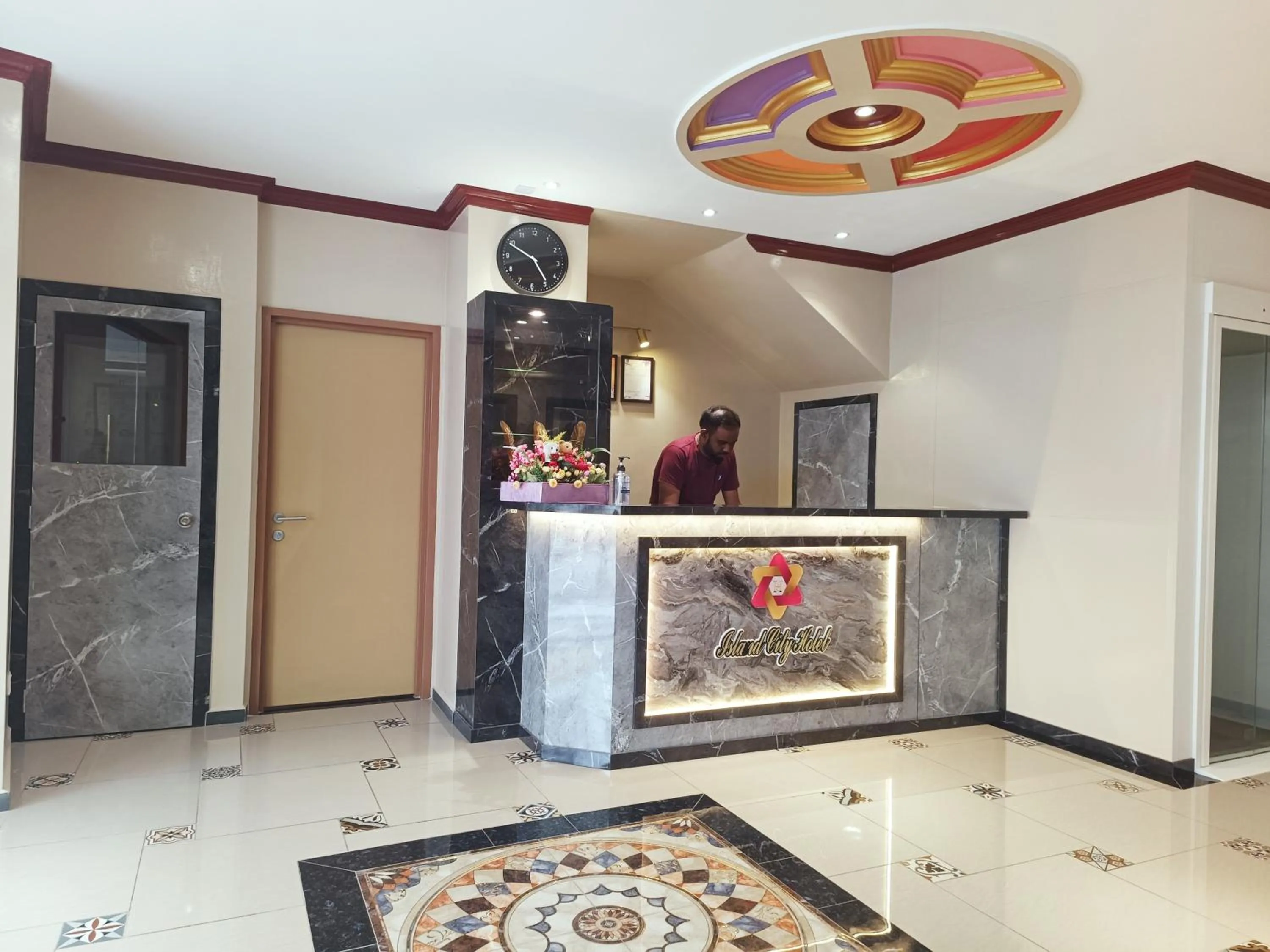 Lobby or reception in Capital O 90897 Island City Hotel