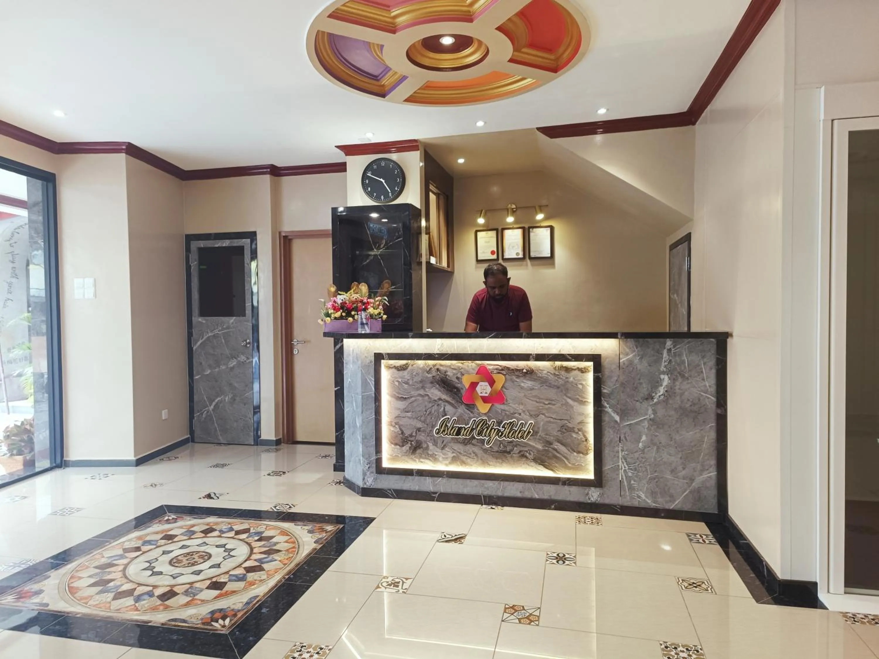 Lobby or reception in Capital O 90897 Island City Hotel