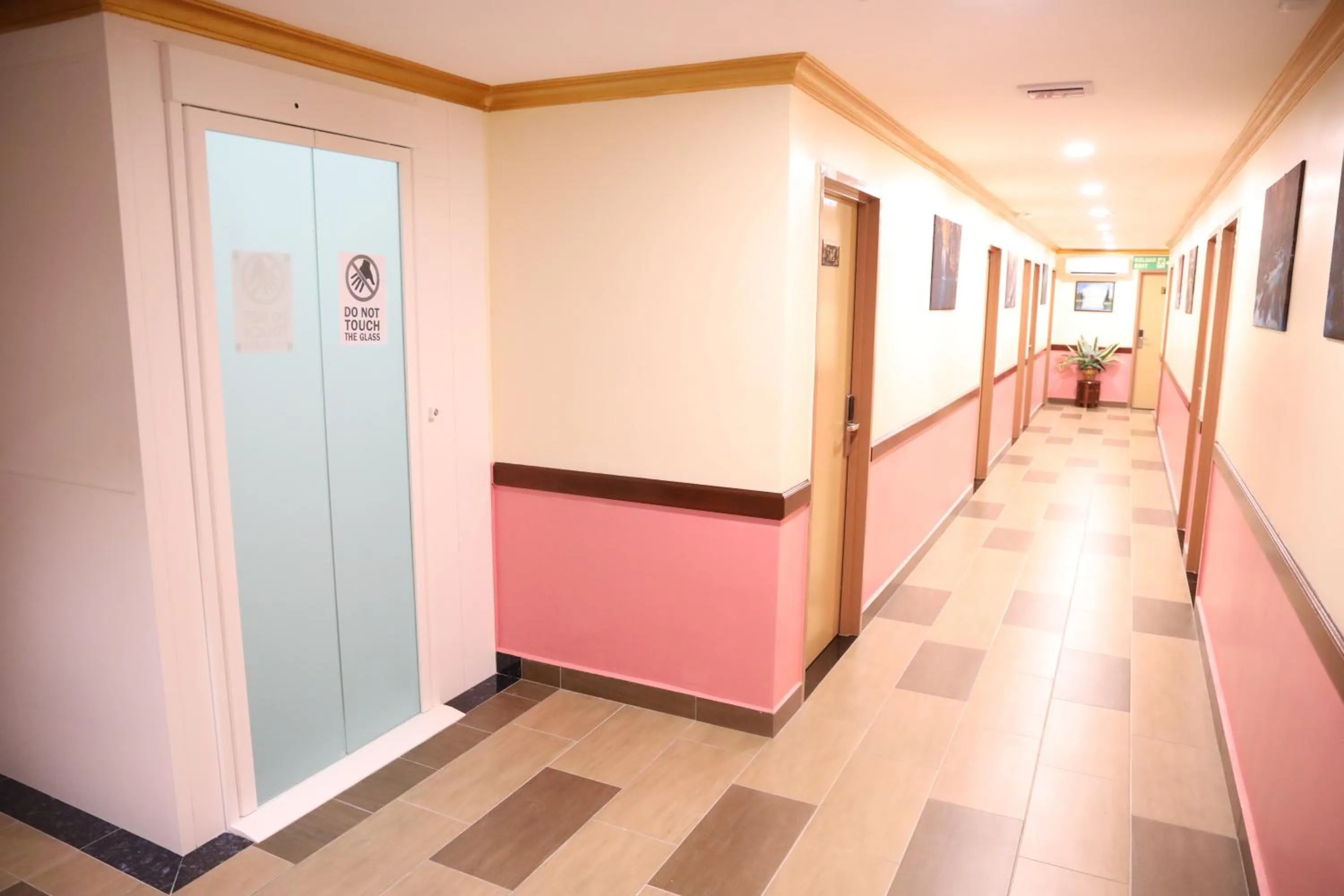 Lobby or reception in Capital O 90897 Island City Hotel