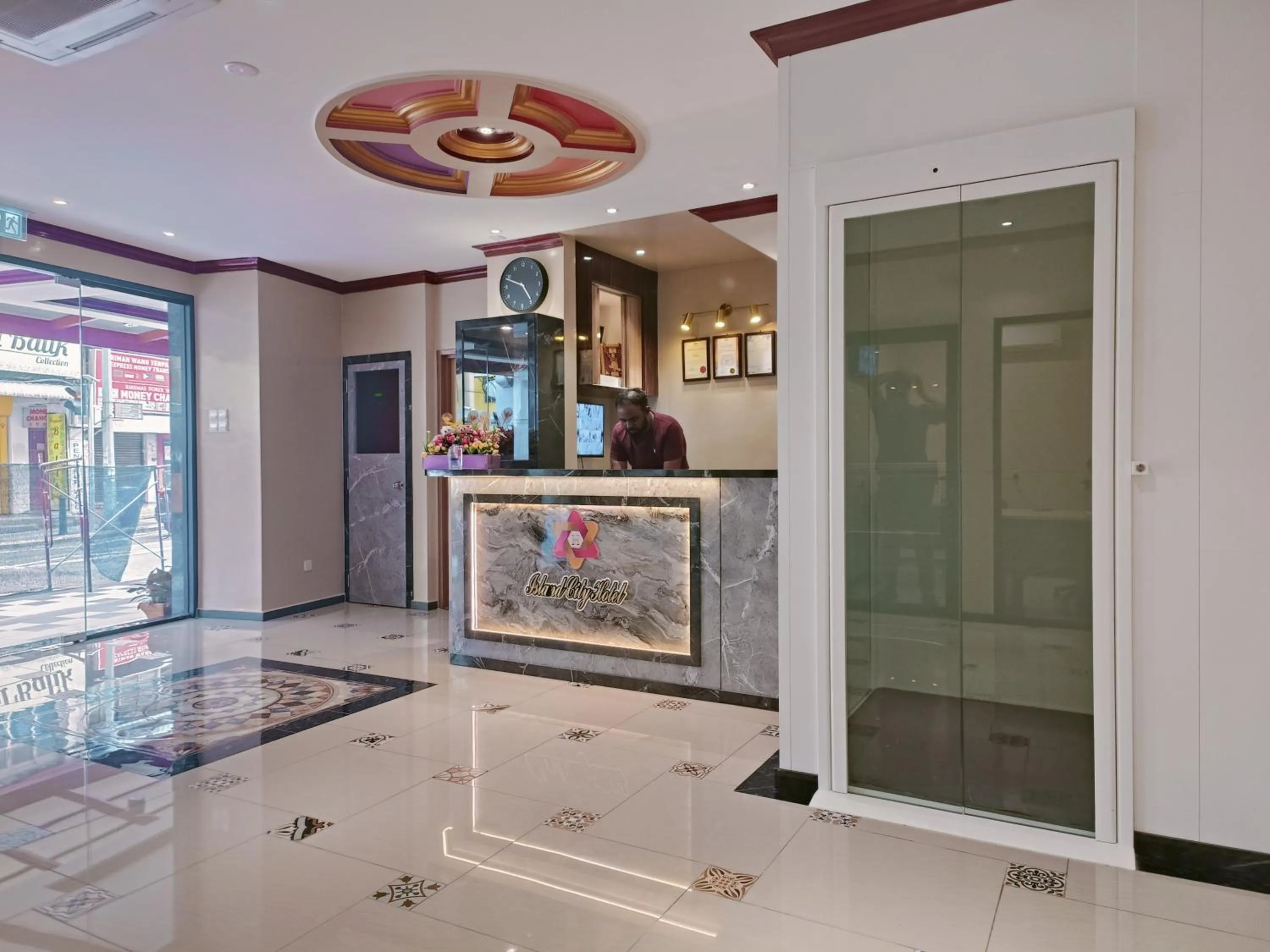 Lobby or reception in Capital O 90897 Island City Hotel