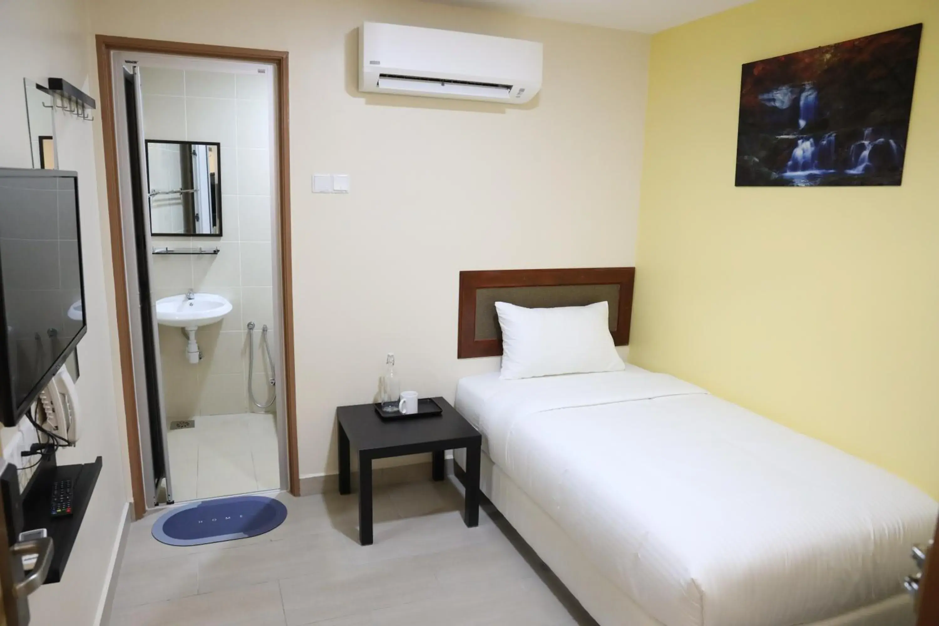 Standard Single Room - single occupancy in Capital O 90897 Island City Hotel Standard Single Room - single occupancy in Capital O 90897 Island City Hotel
