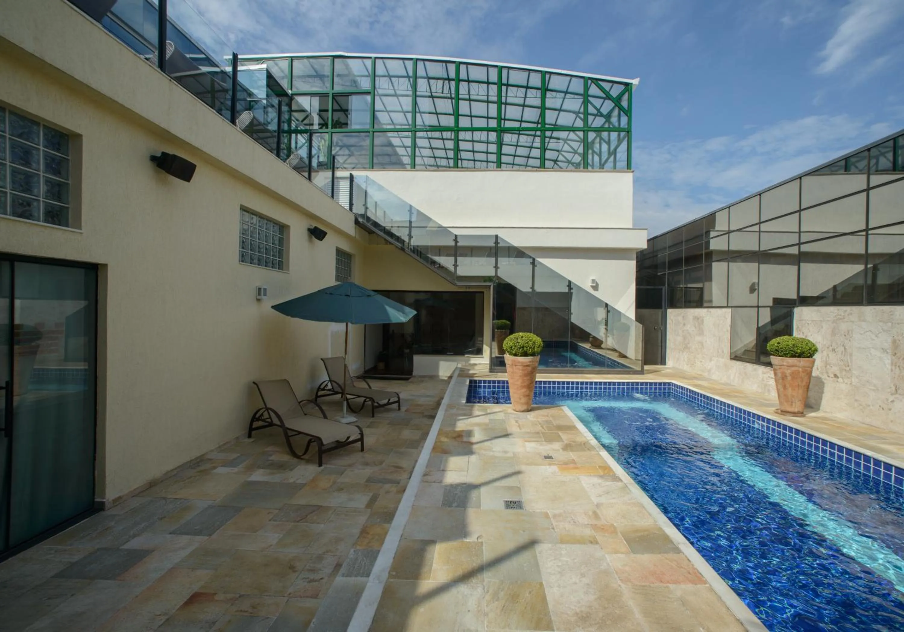 Swimming pool in Faro Hotel Atibaia