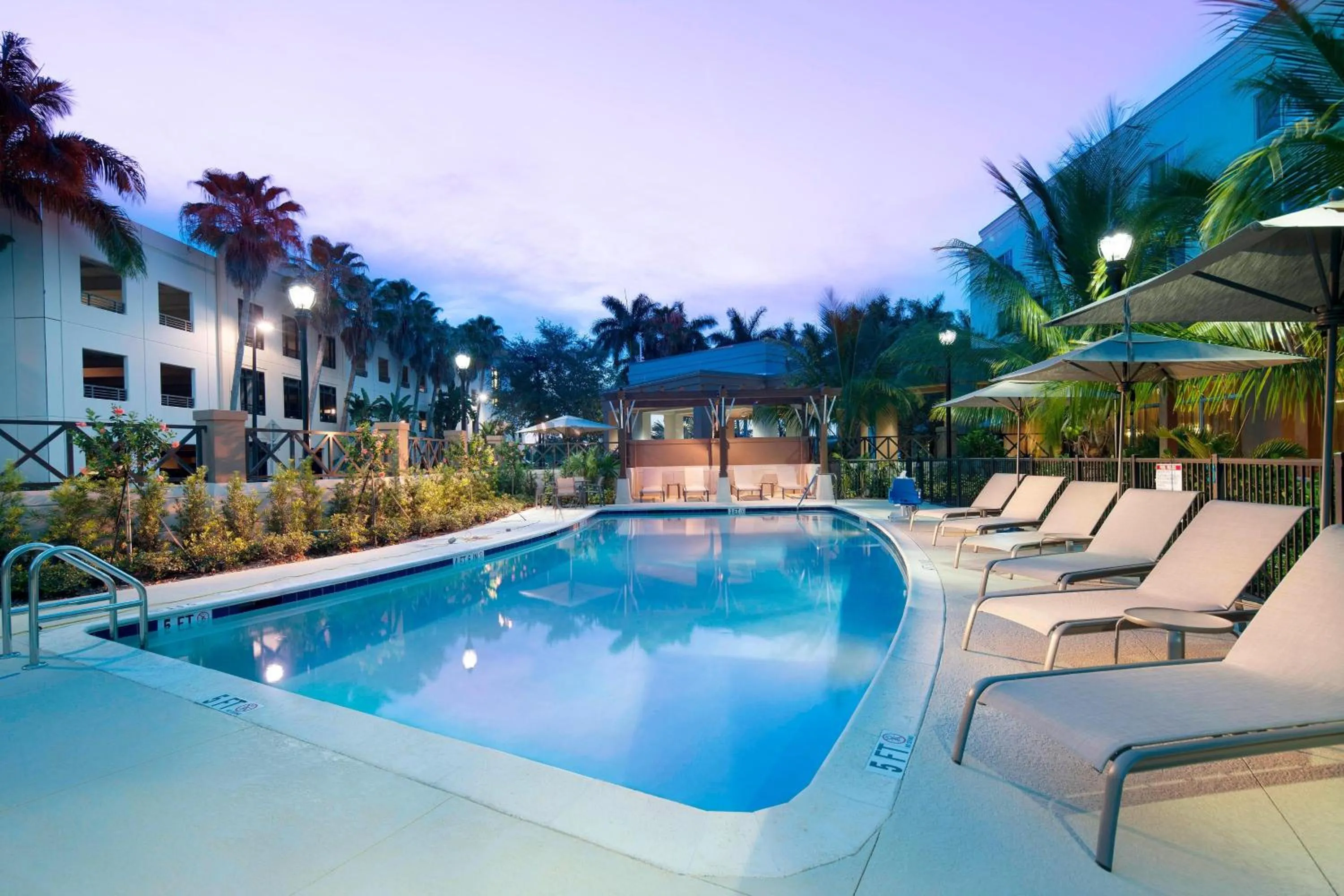 Swimming pool in Courtyard by Marriott Palm Beach Jupiter