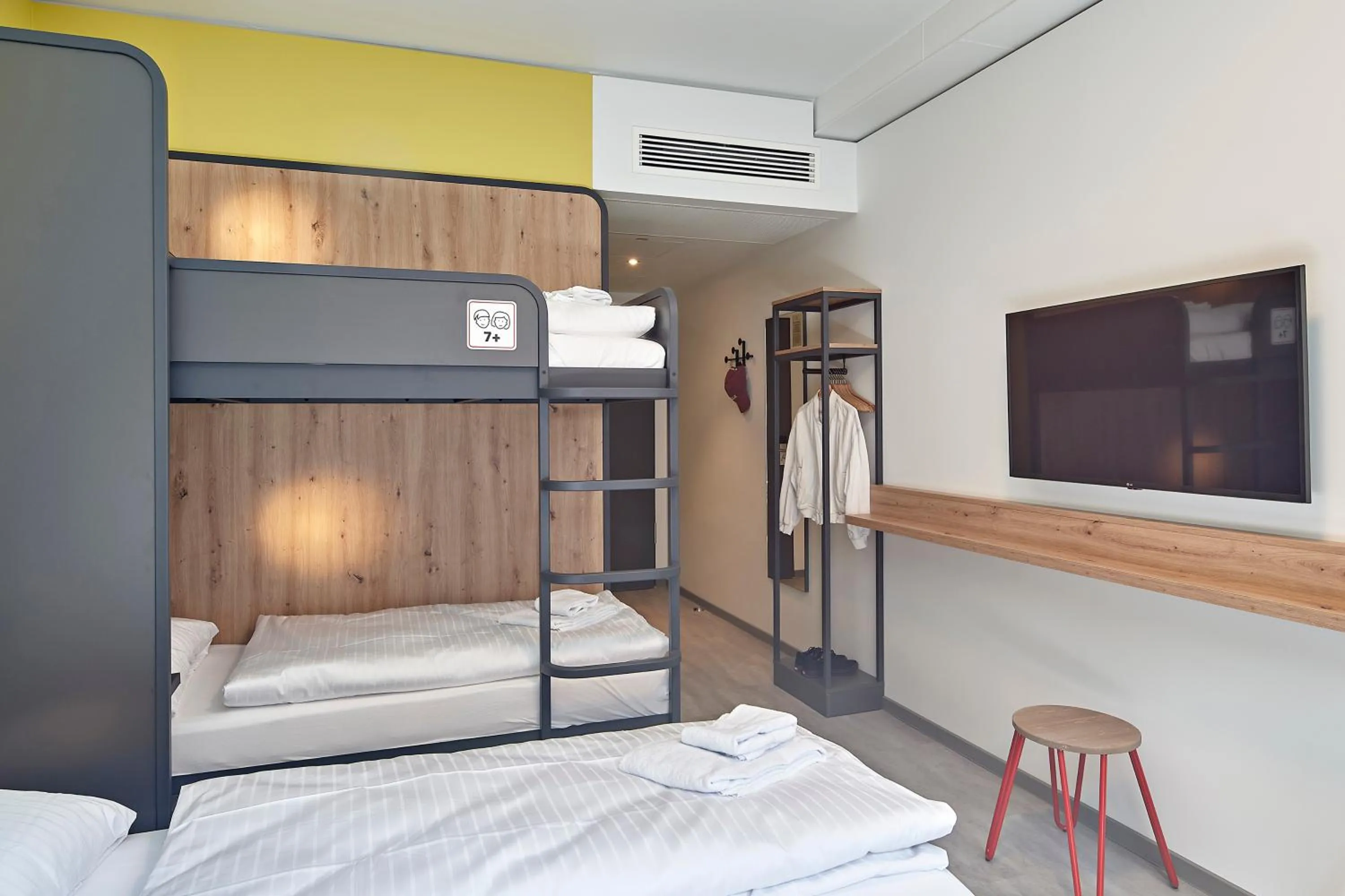 Bed in MEININGER Hotel Köln West