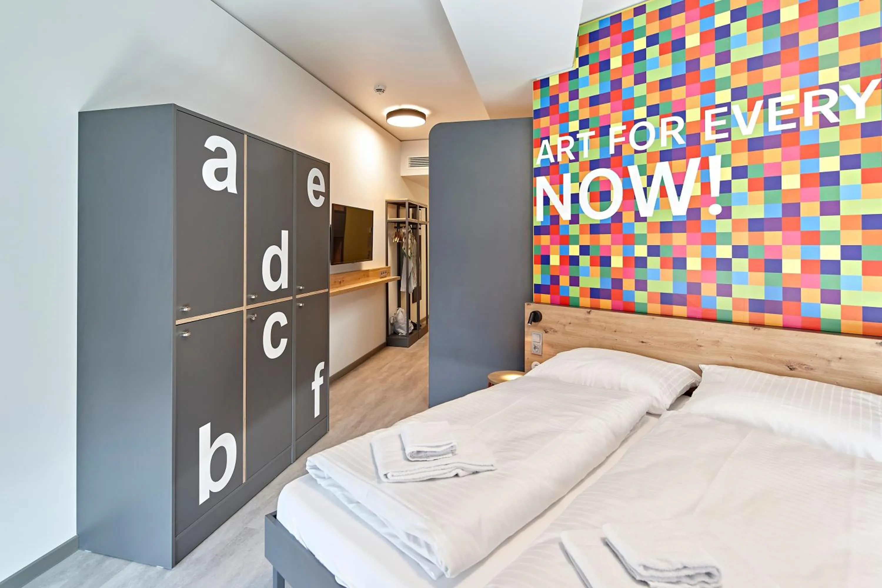 Bed in MEININGER Hotel Köln West