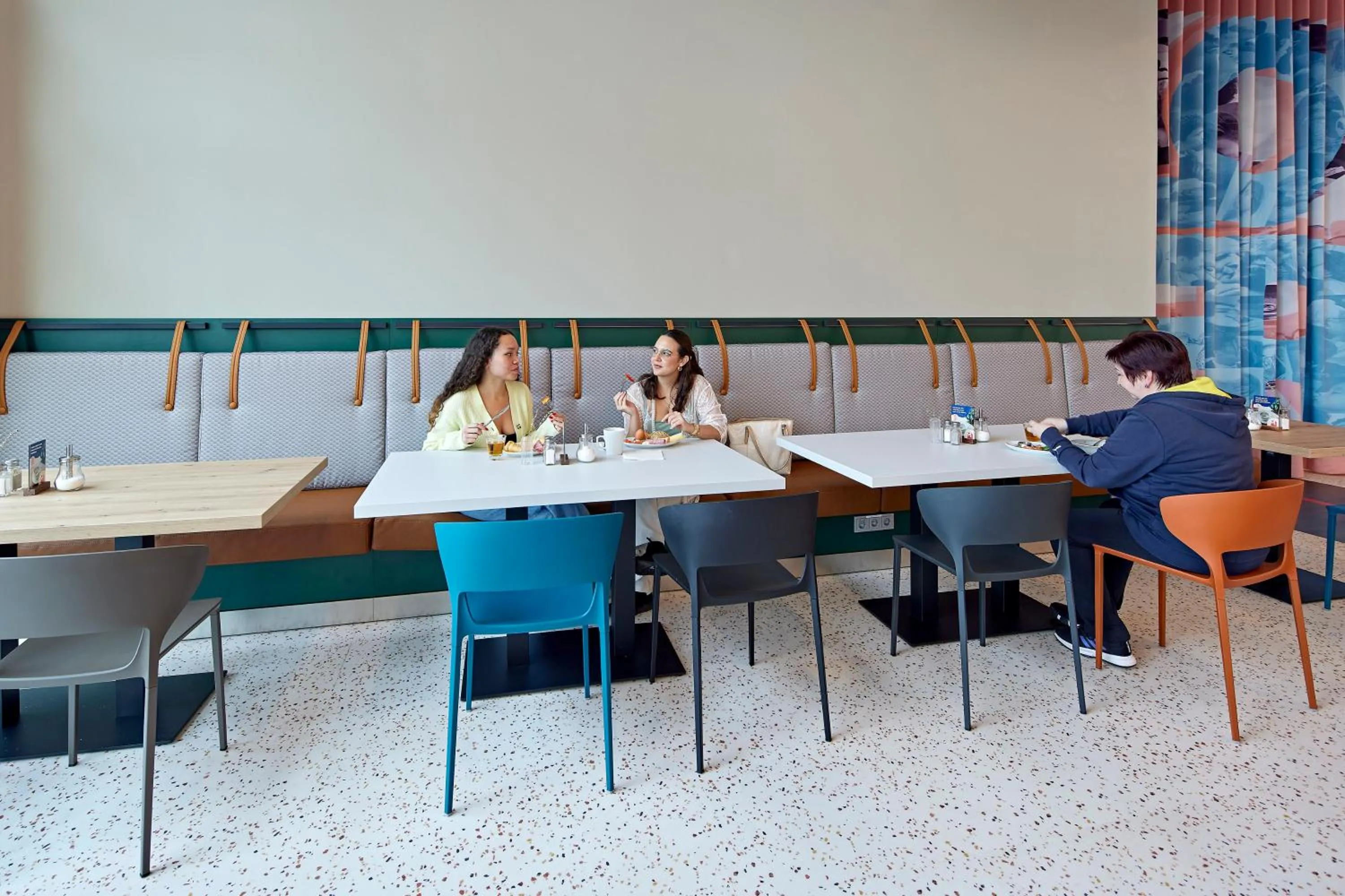 Seating area in MEININGER Hotel Köln West