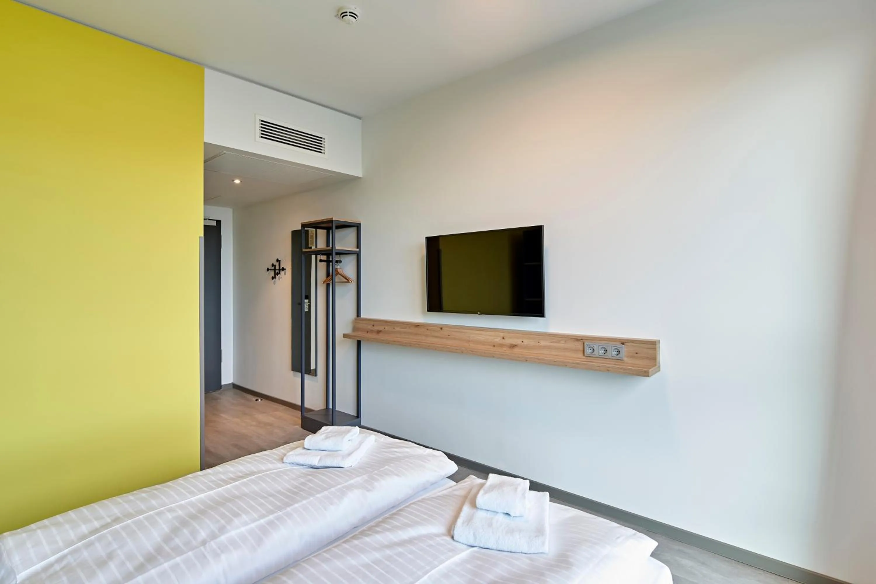 Bed in MEININGER Hotel Köln West