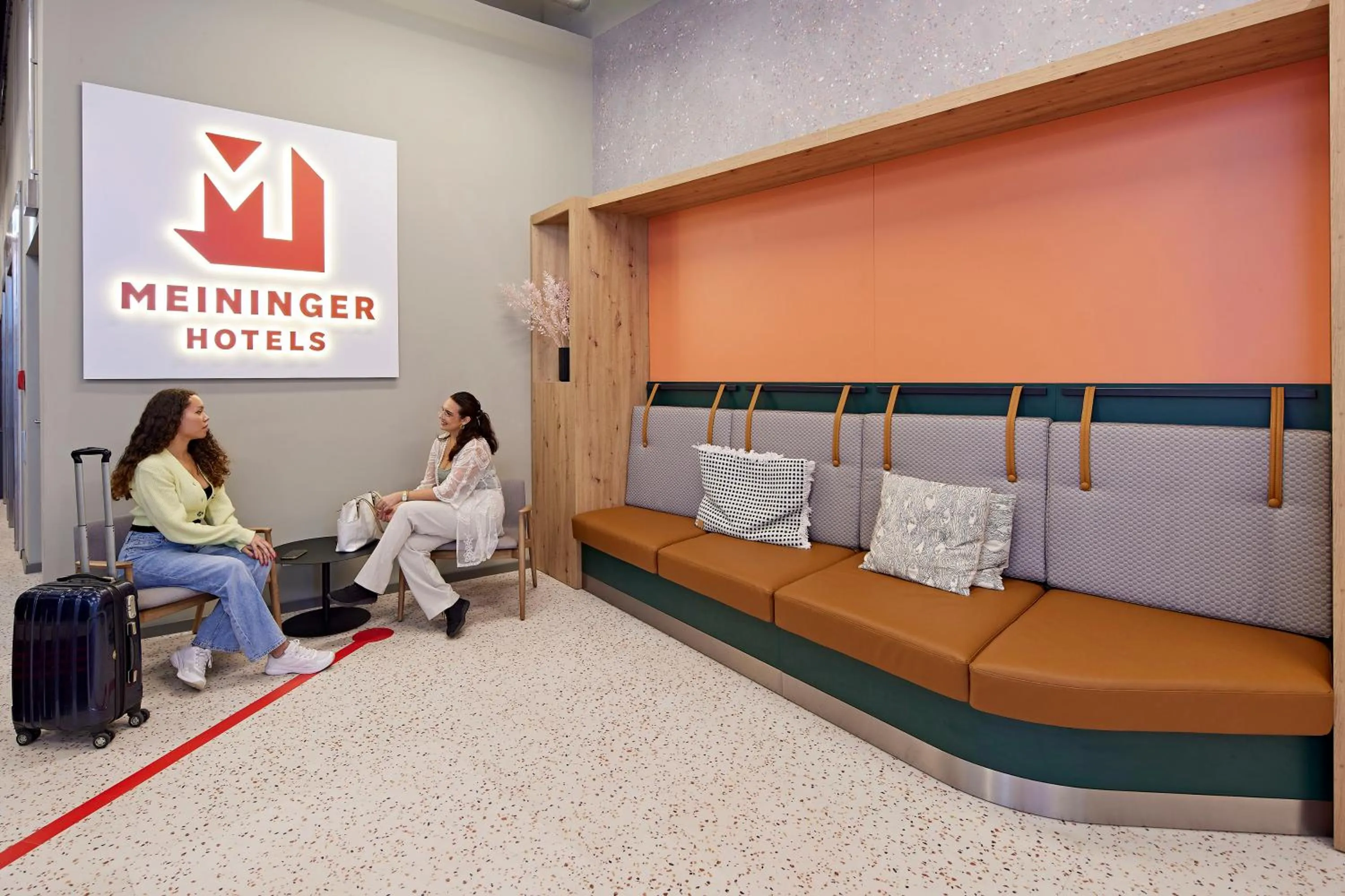 Lounge or bar in MEININGER Hotel Köln West