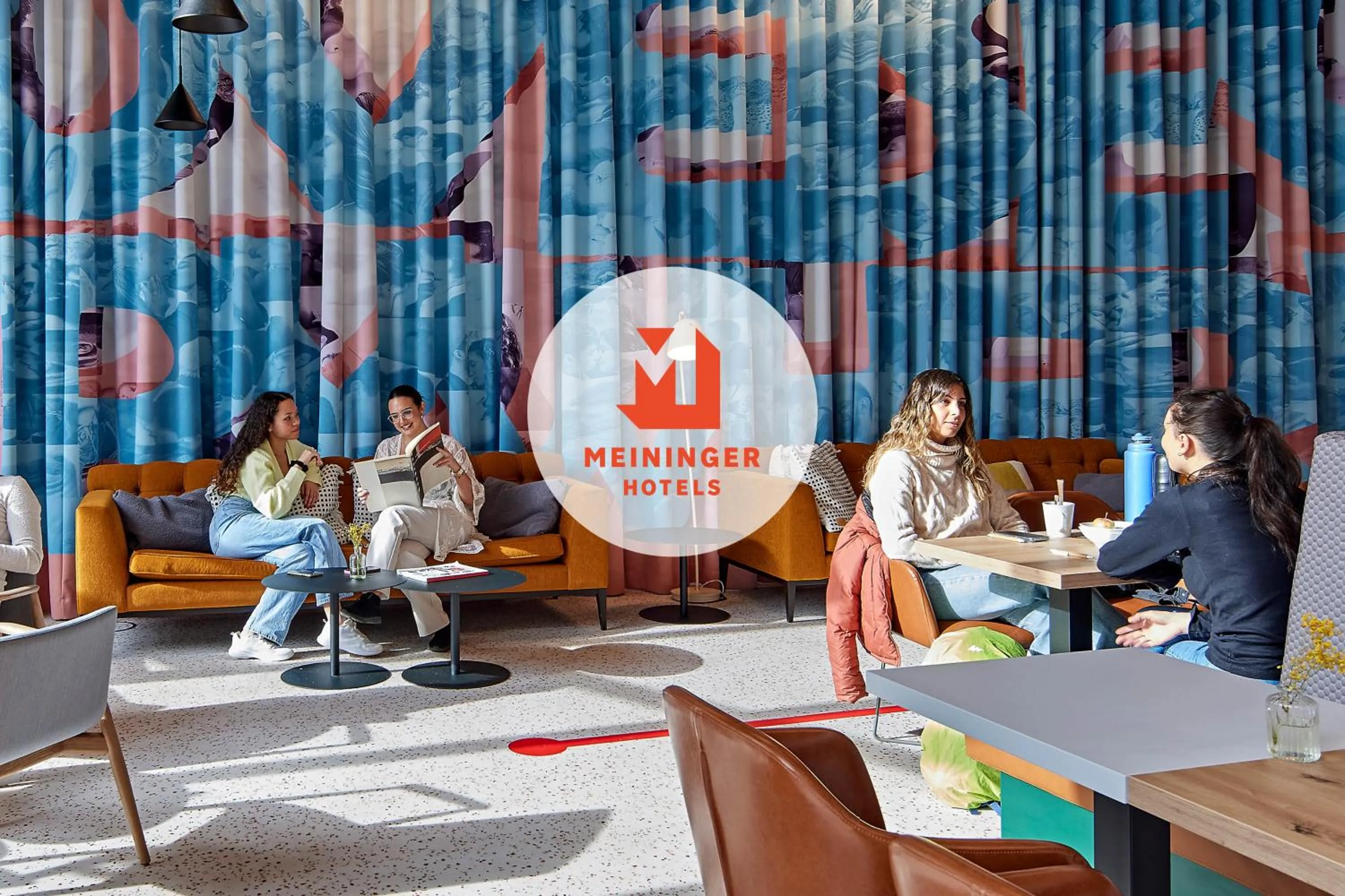 Lounge or bar in MEININGER Hotel Köln West