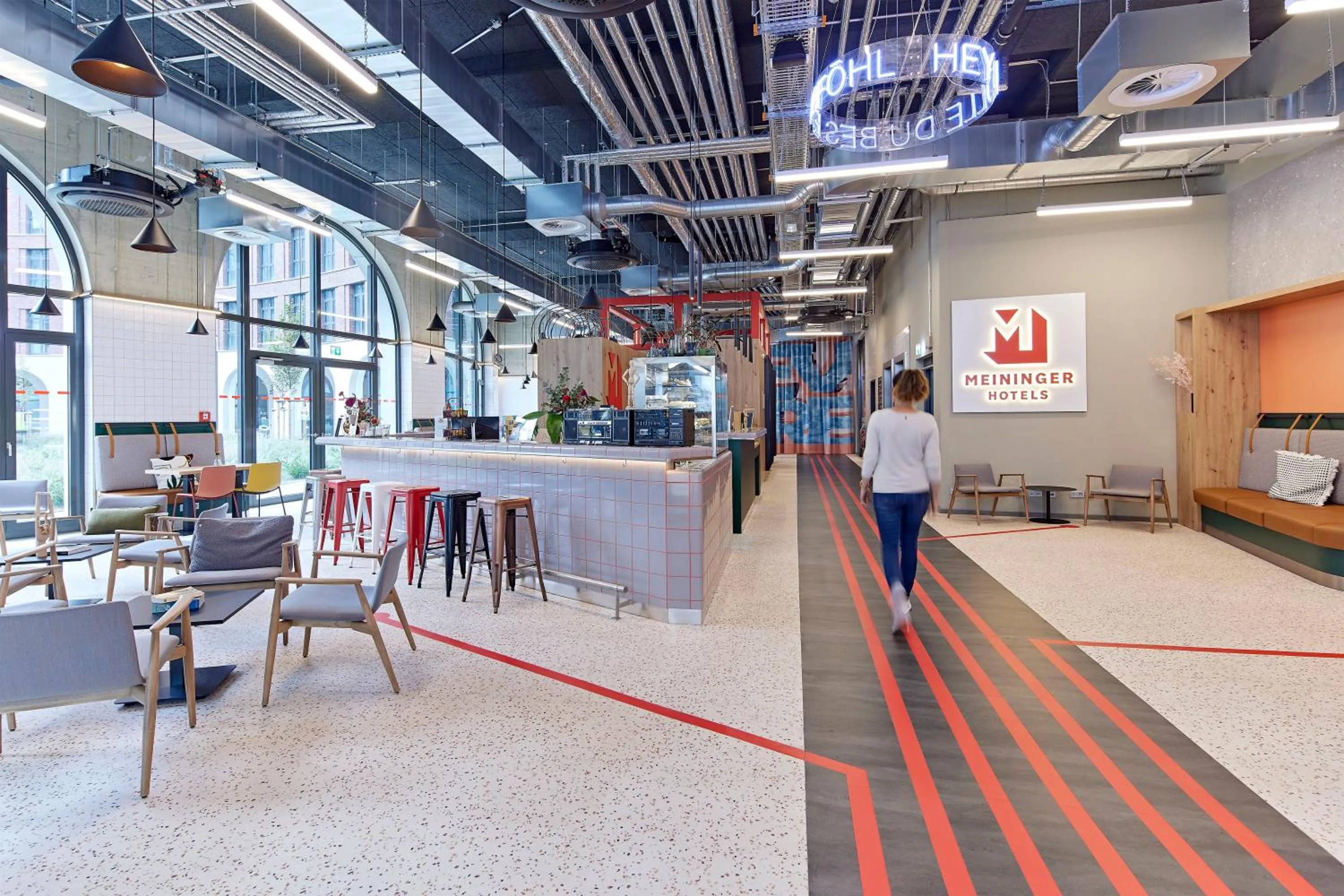 Lobby or reception in MEININGER Hotel Köln West