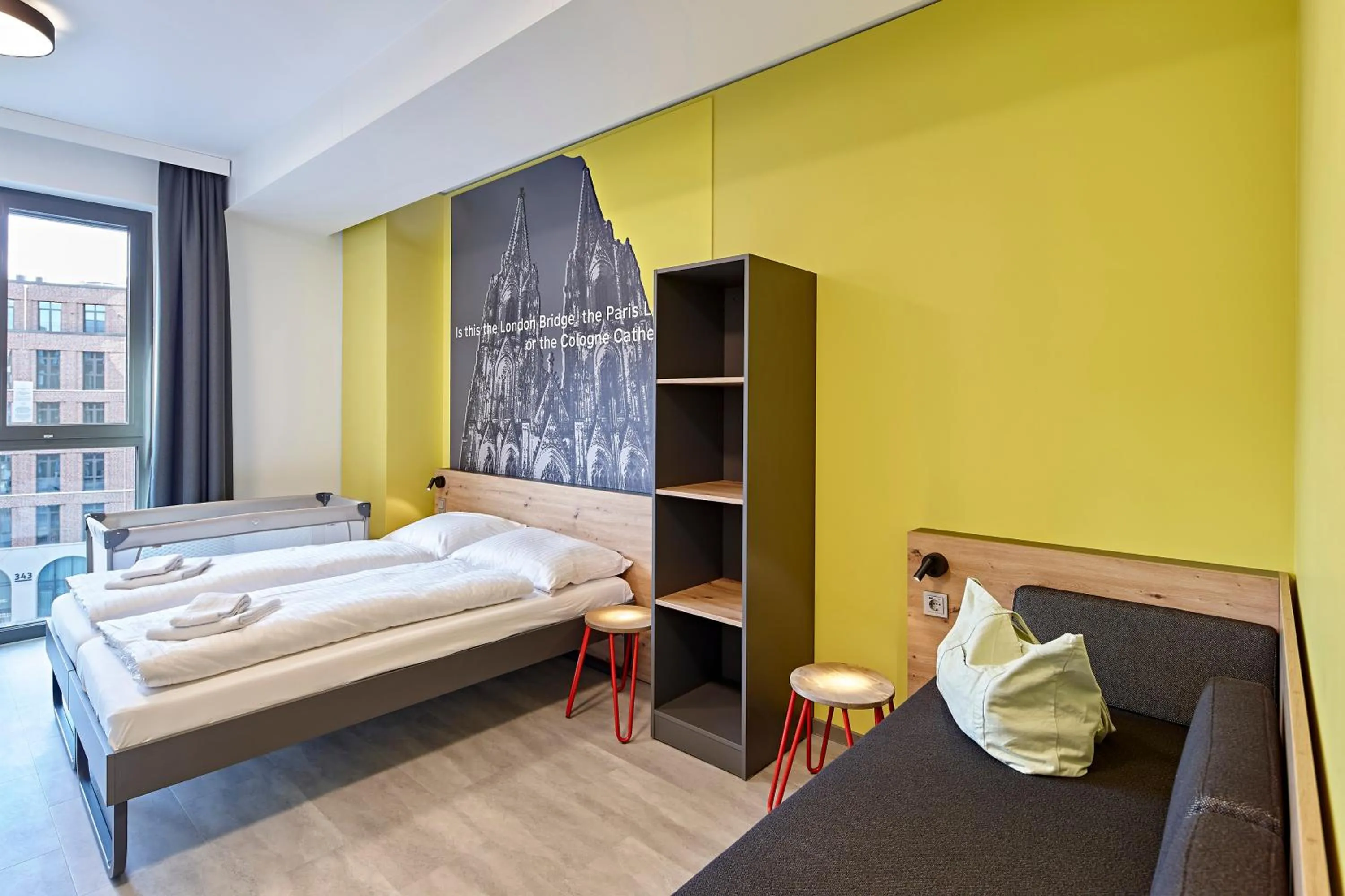 Bed in MEININGER Hotel Köln West