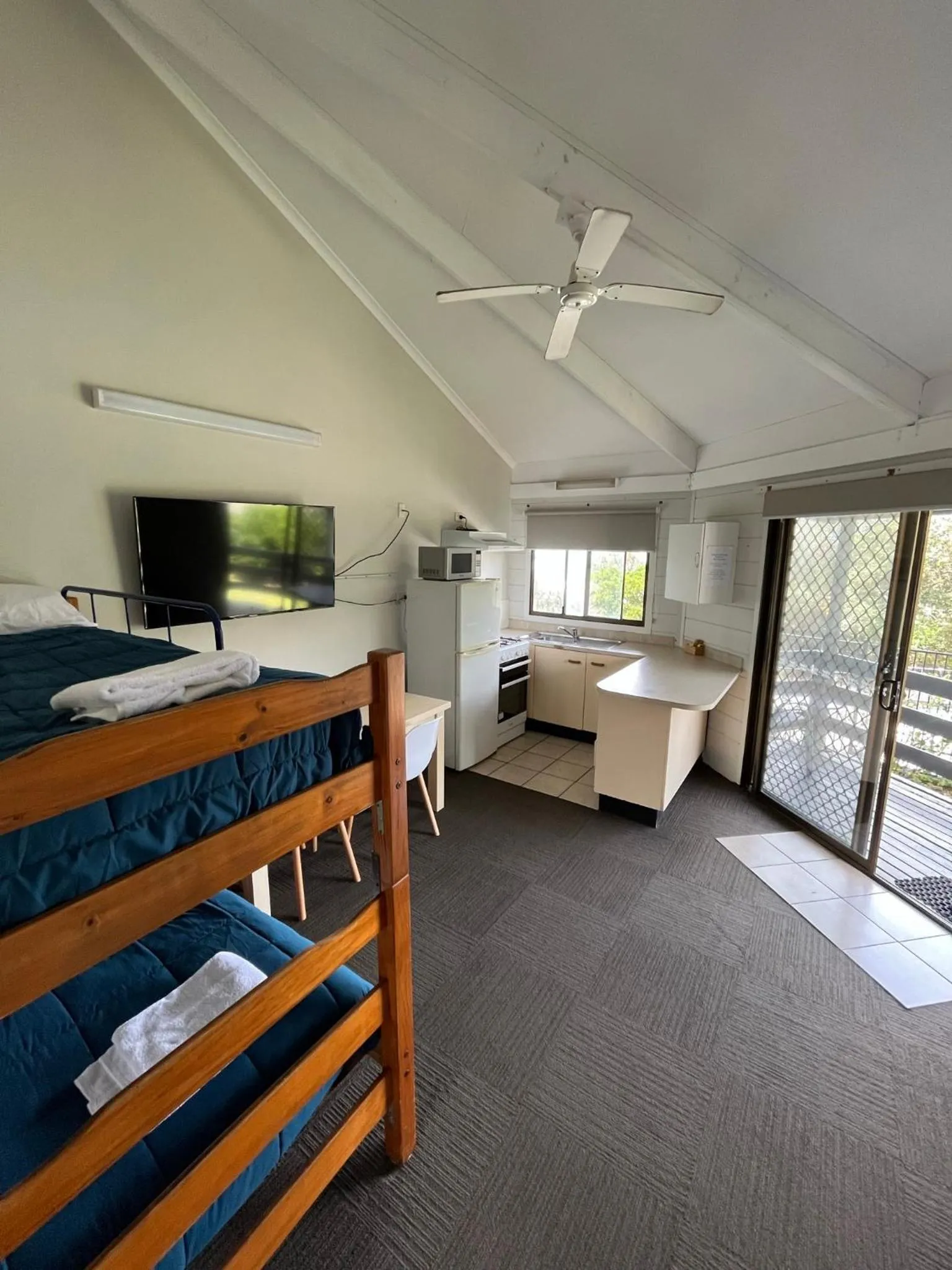 Communal lounge/ TV room, Bed in Shelly Beach Holiday Park