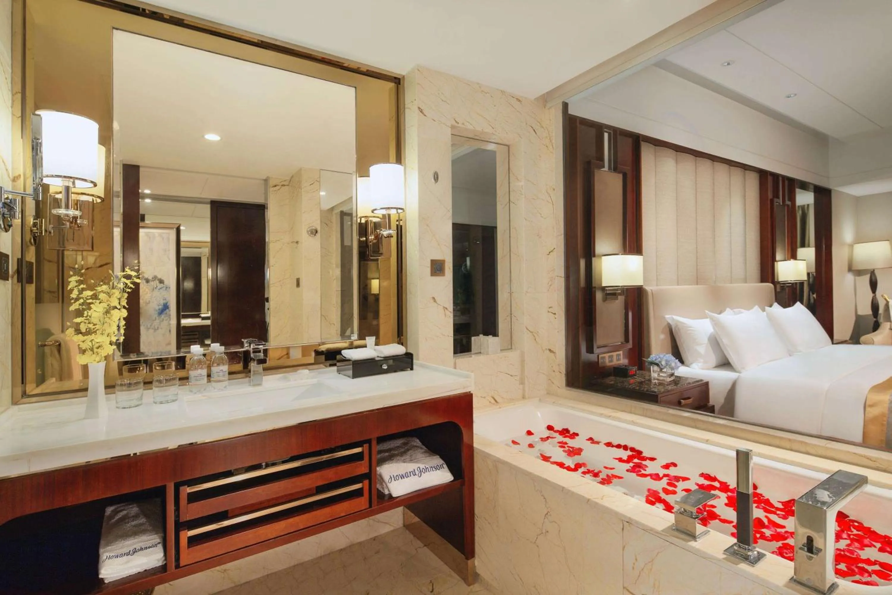 Bathroom, Bed in Kangda Howard Johnson Hotel Qingdao