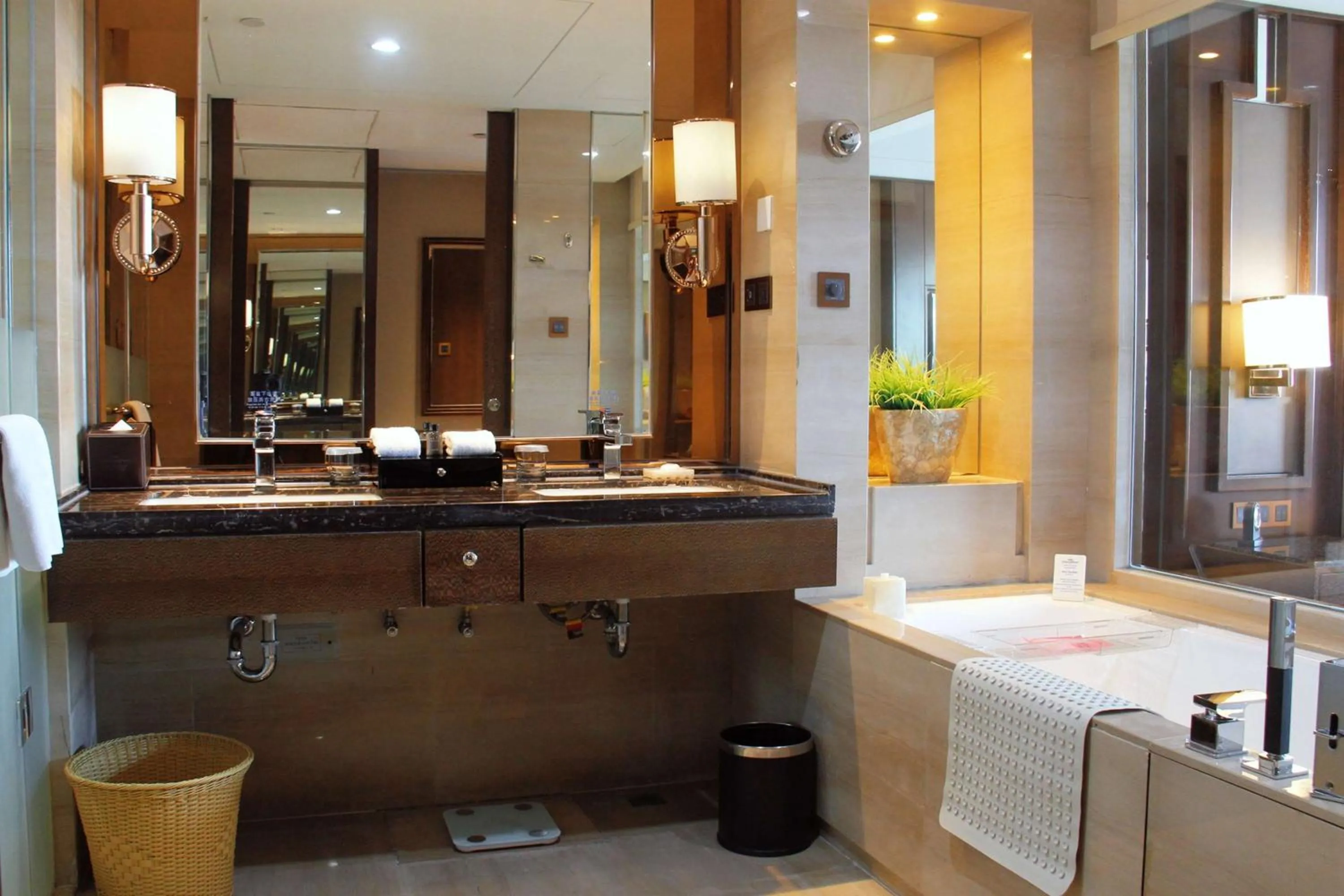 Bathroom in Kangda Howard Johnson Hotel Qingdao