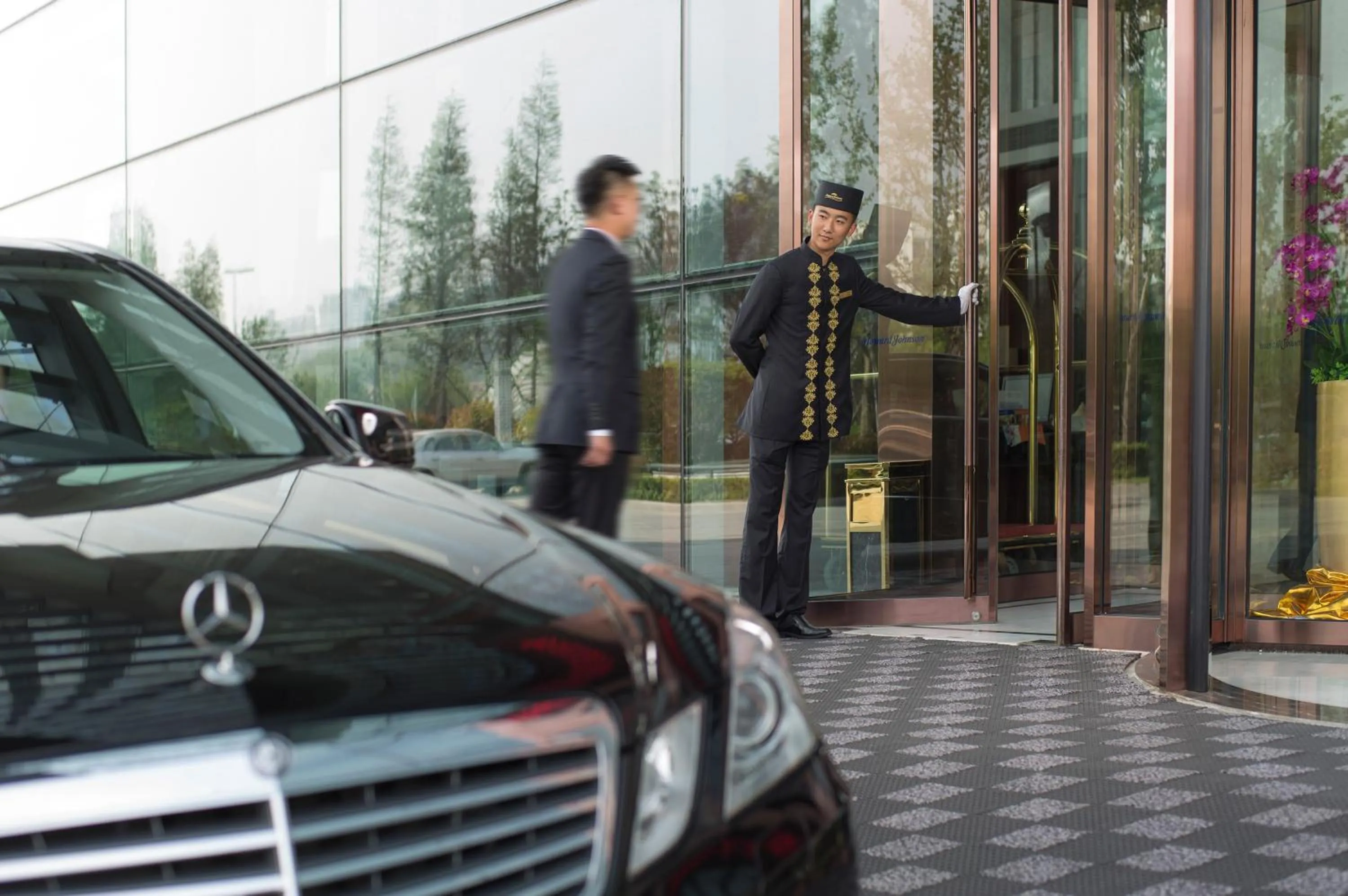 concierge in Kangda Howard Johnson Hotel Qingdao