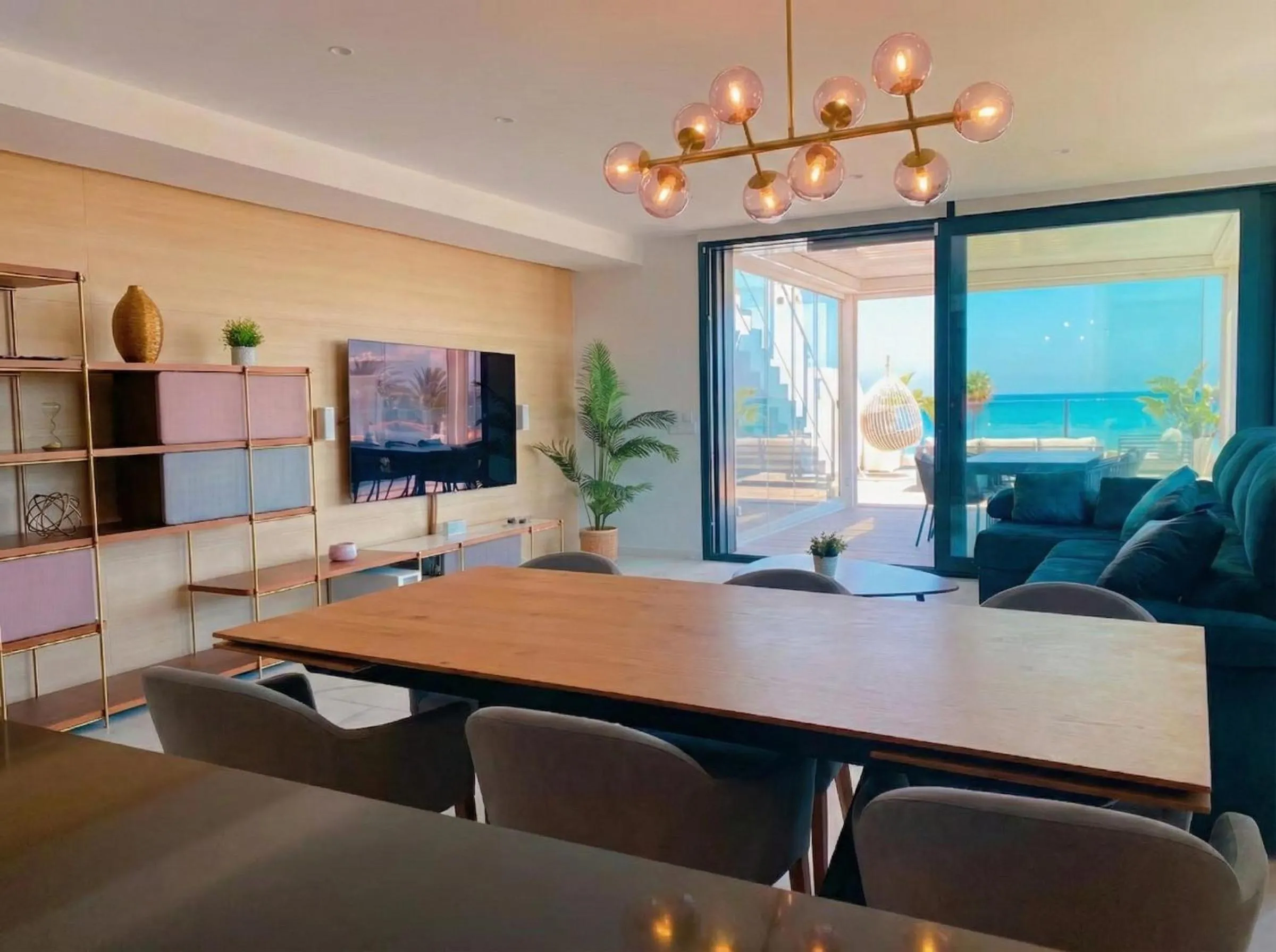 Three-Bedroom Apartment in holaVivienda - Ático Boutique de Lujo en la Playa