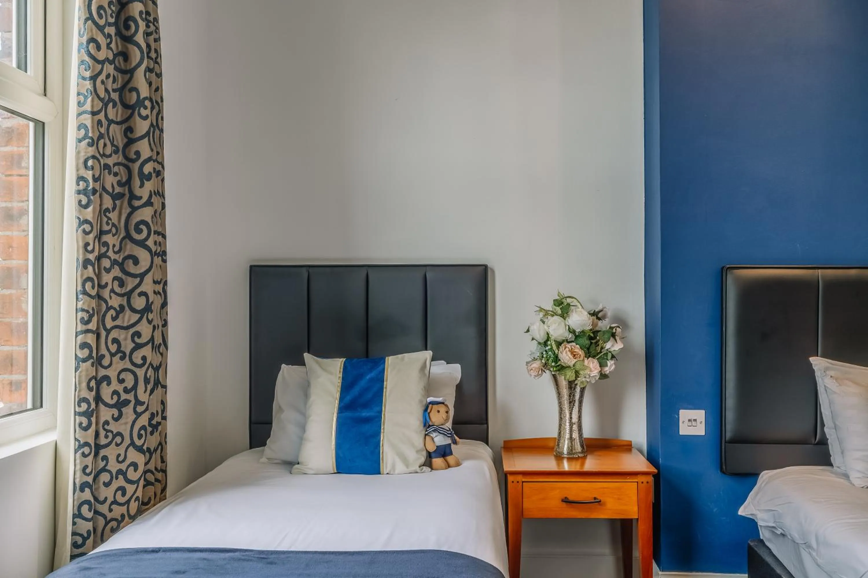 Bed in Muthu Westcliff Hotel (Near London Southend Airport)