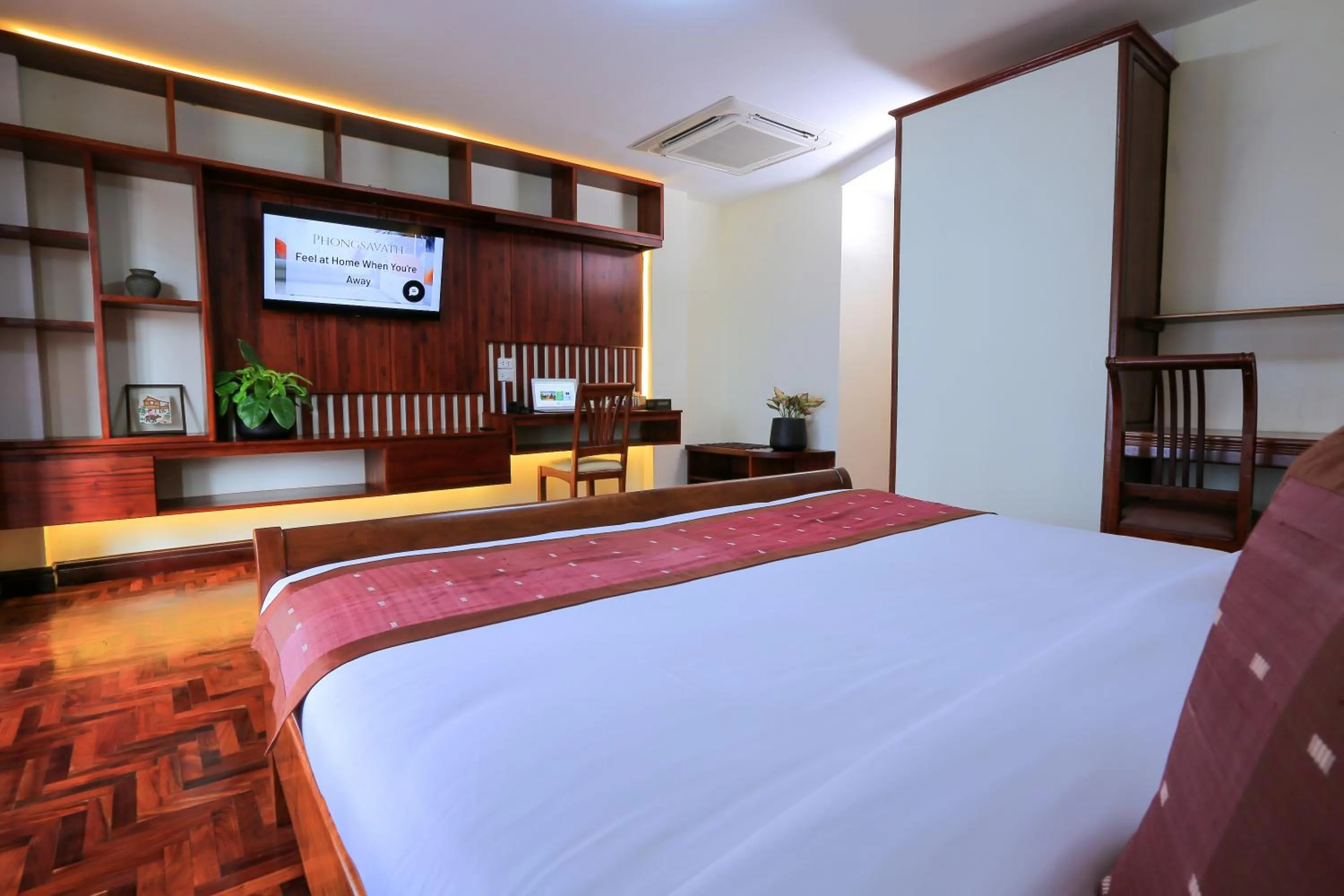 Communal lounge/ TV room, Bed in Phongsavath Boutique Hotel