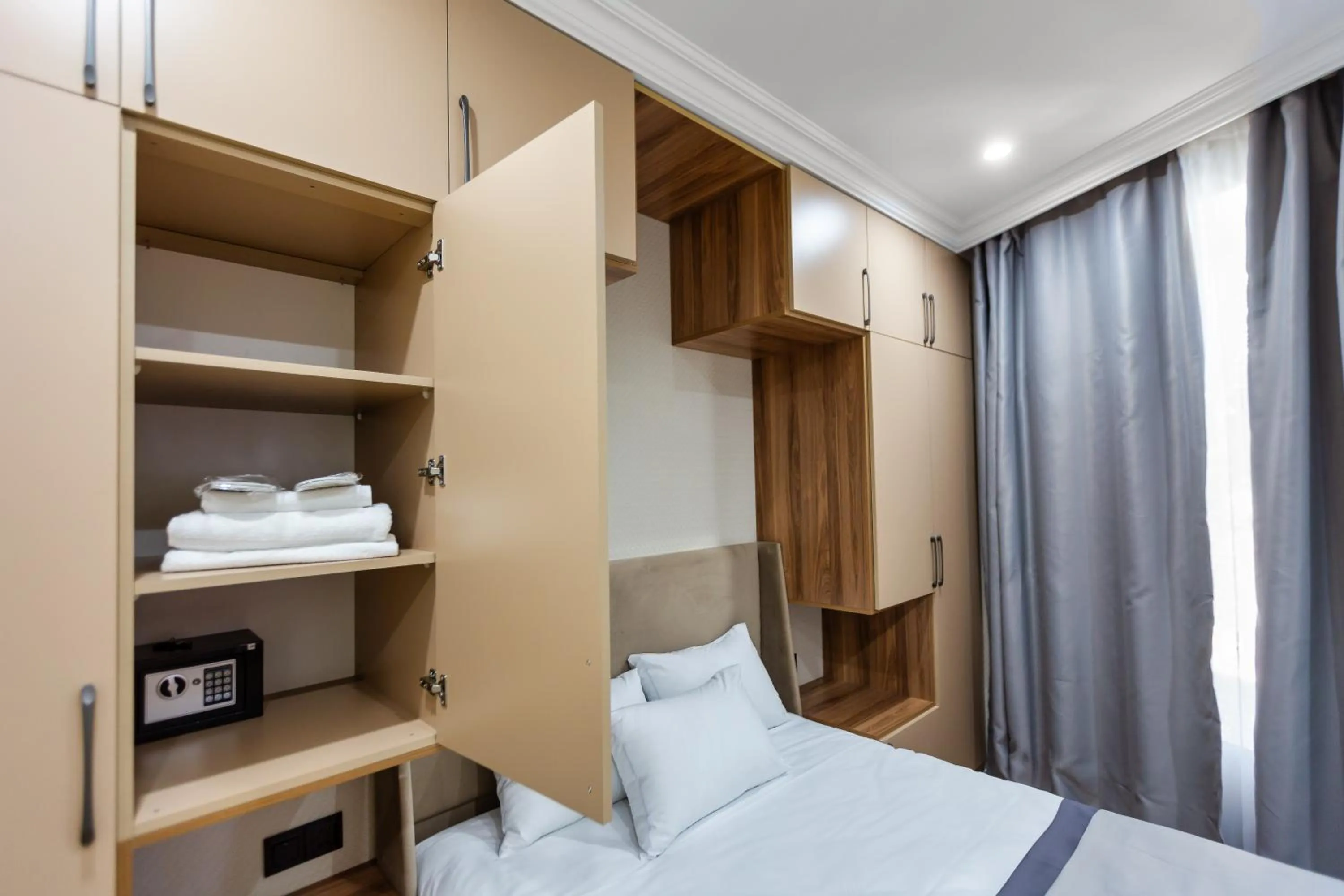 Bedroom, Bed in Hillside City Center Hotel