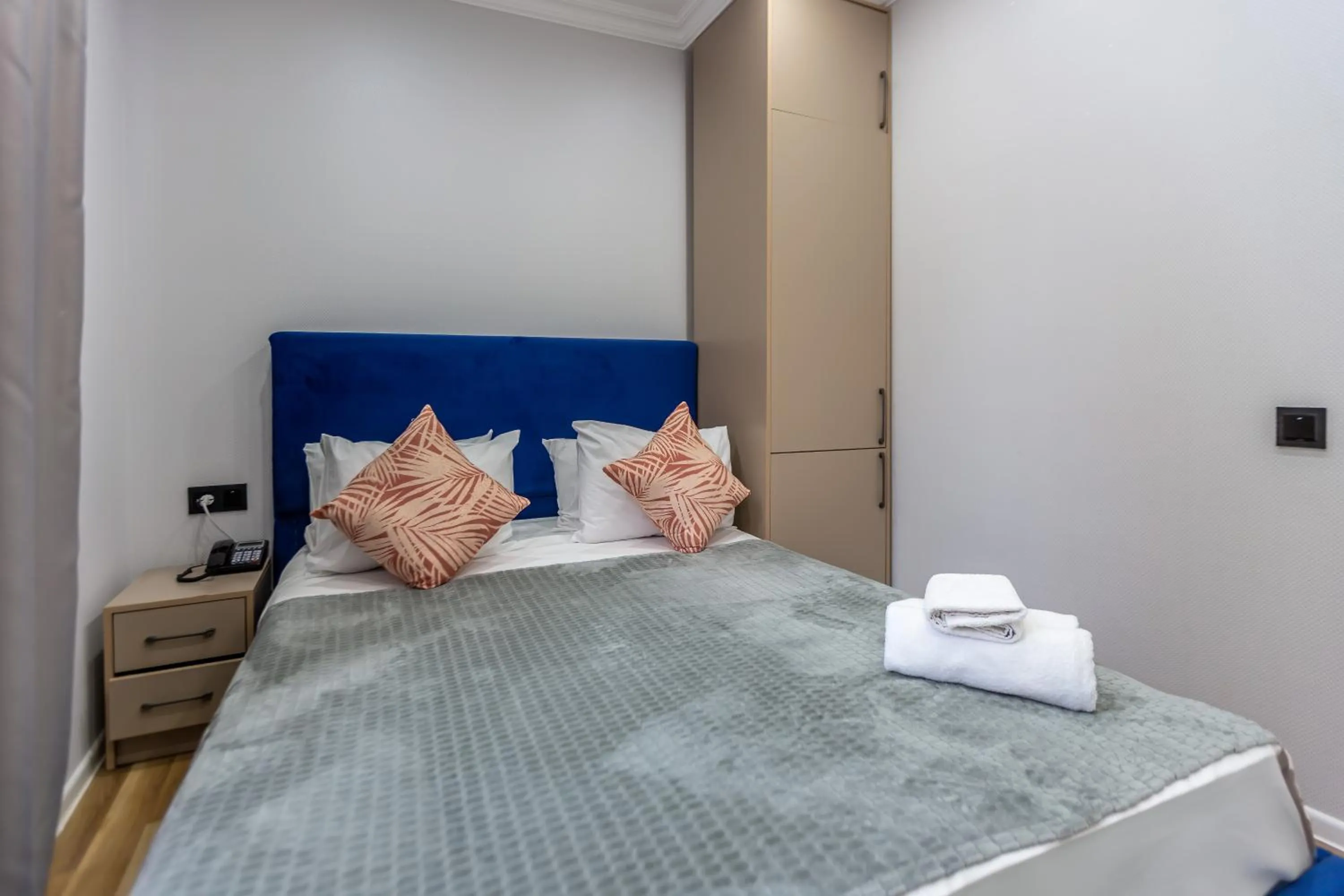 Bedroom, Bed in Hillside City Center Hotel