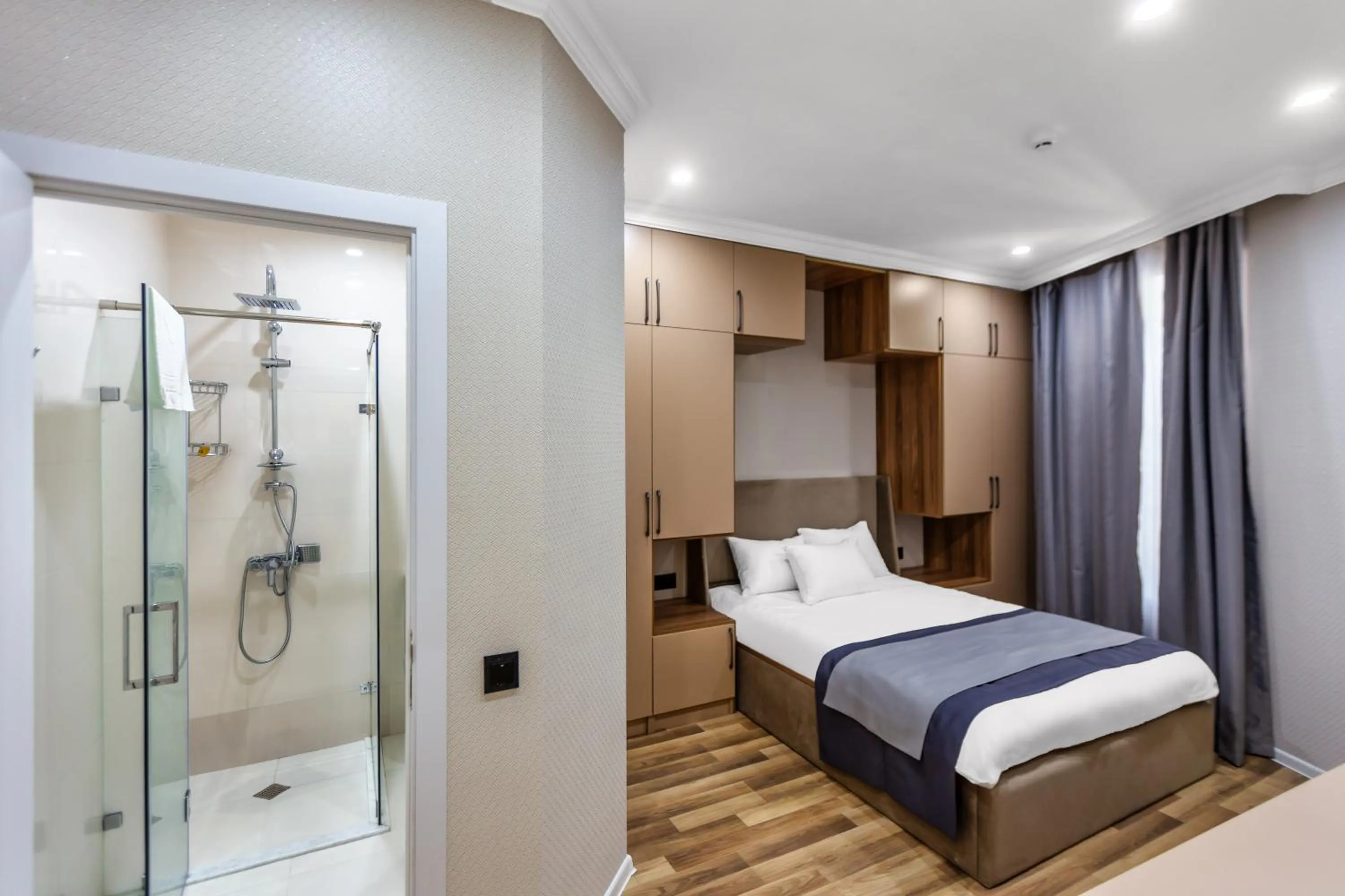 Shower, Bed in Hillside City Center Hotel