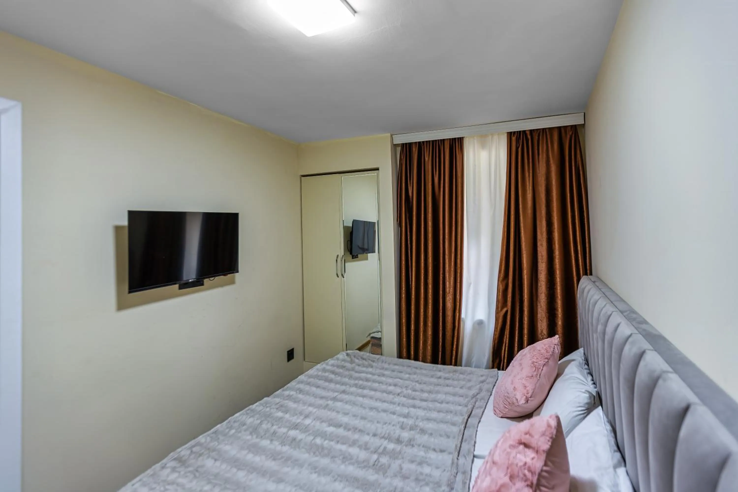 Bedroom, Bed in Hillside City Center Hotel