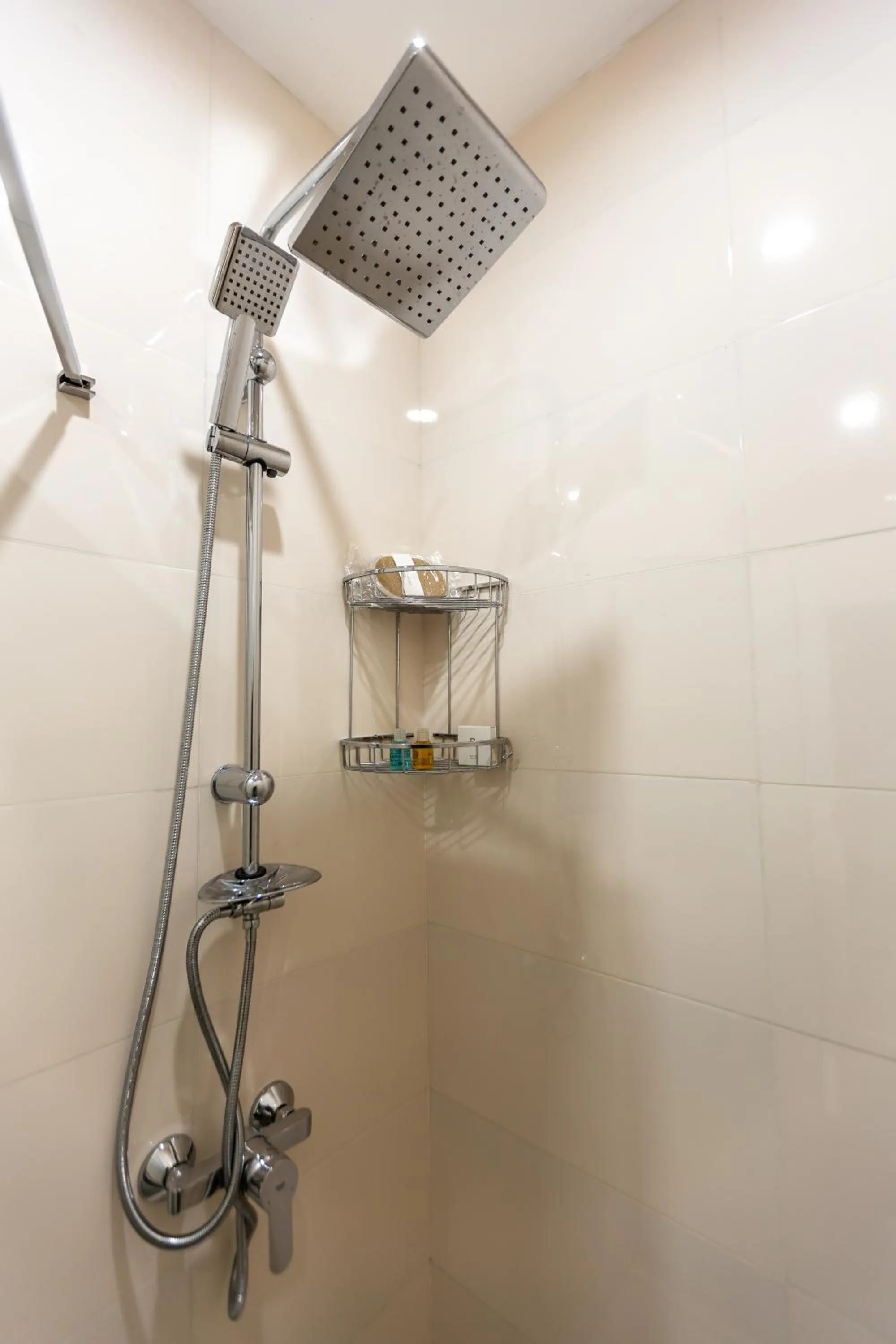 Shower in Hillside City Center Hotel