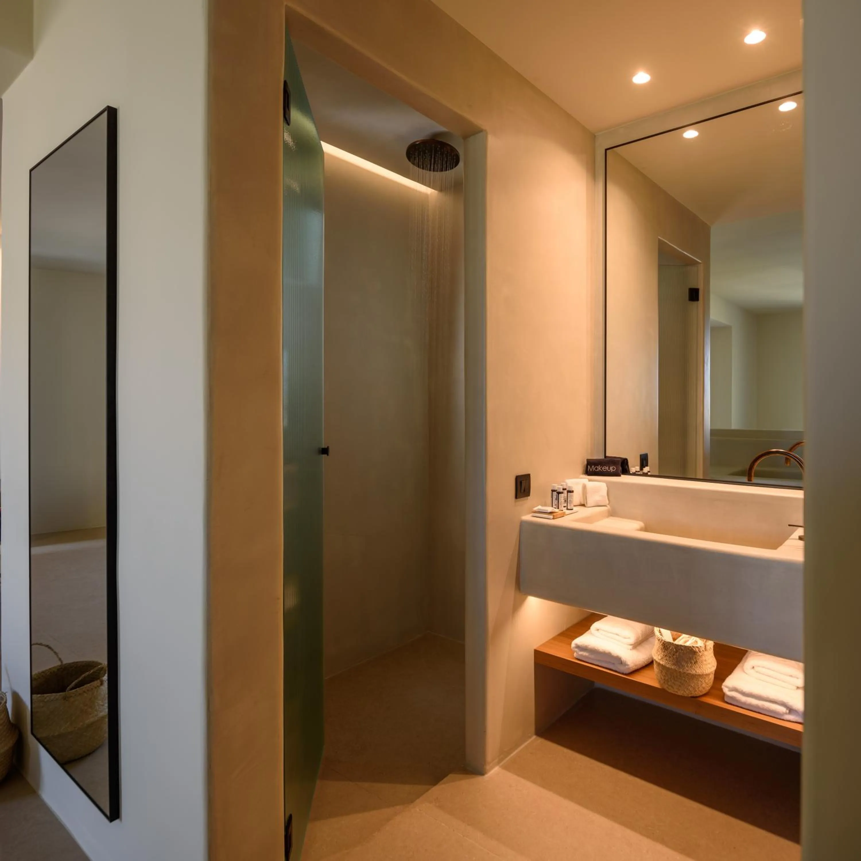 Shower in Elessa Hotel