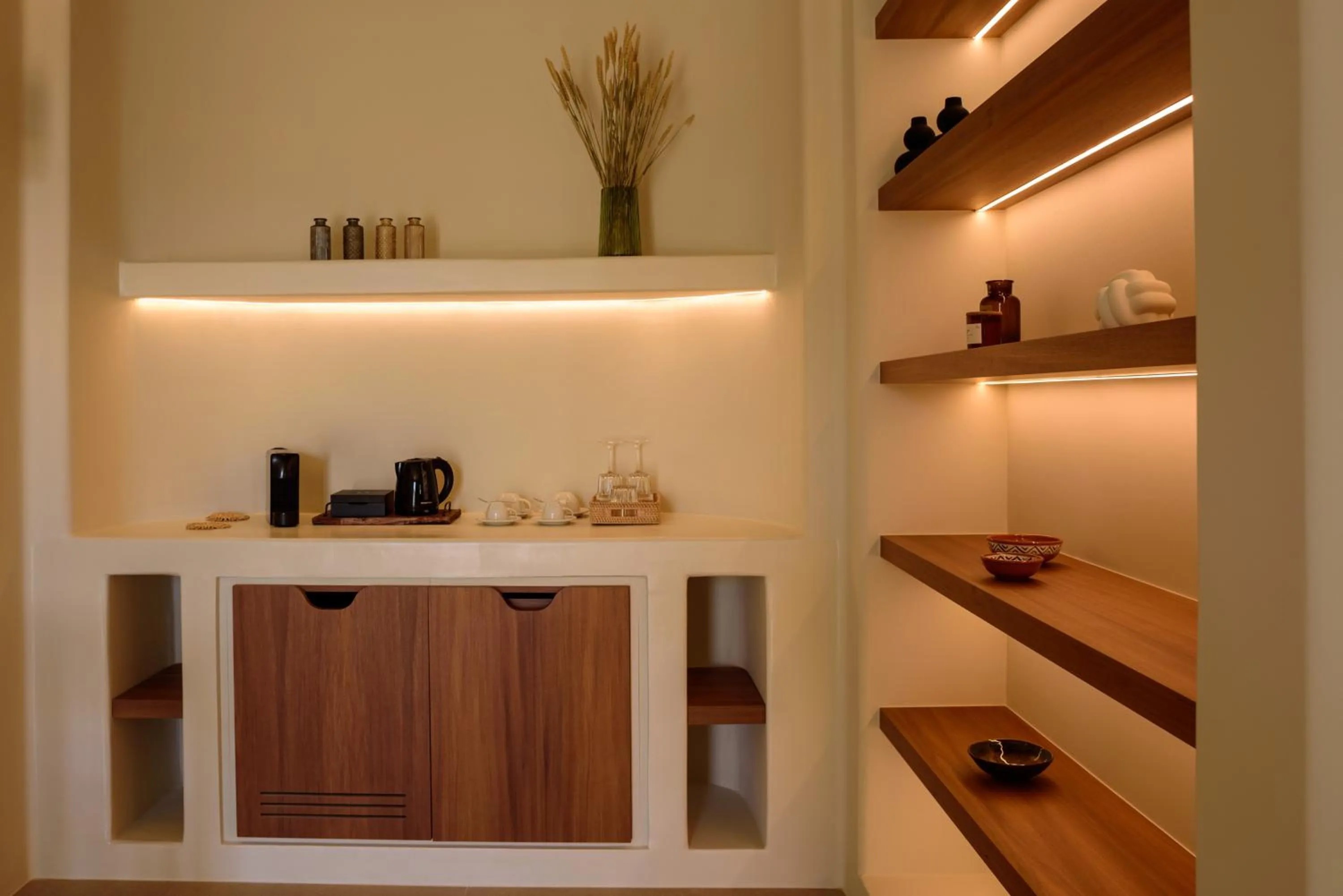 Coffee/tea facilities in Elessa Hotel