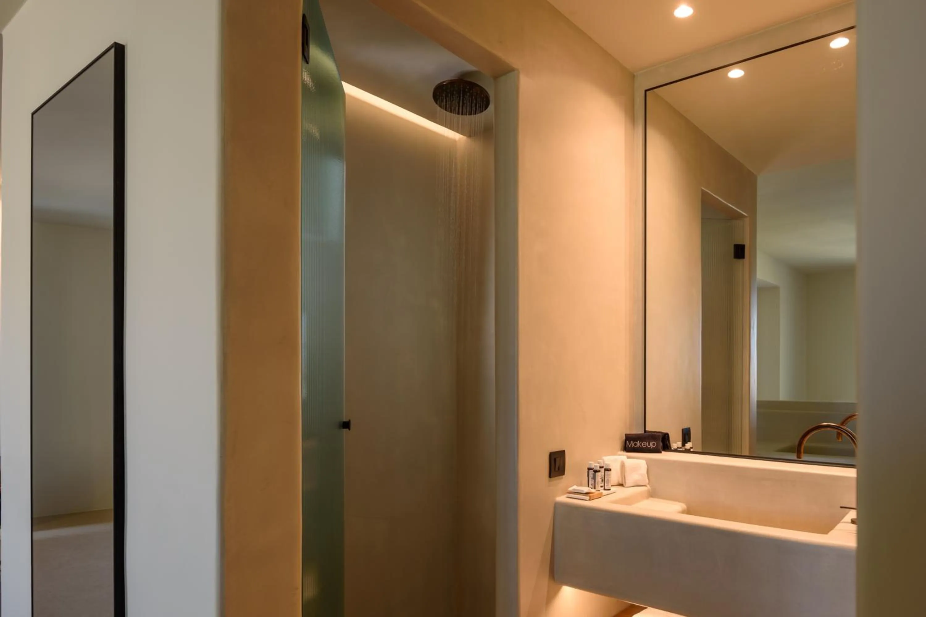 Shower in Elessa Hotel