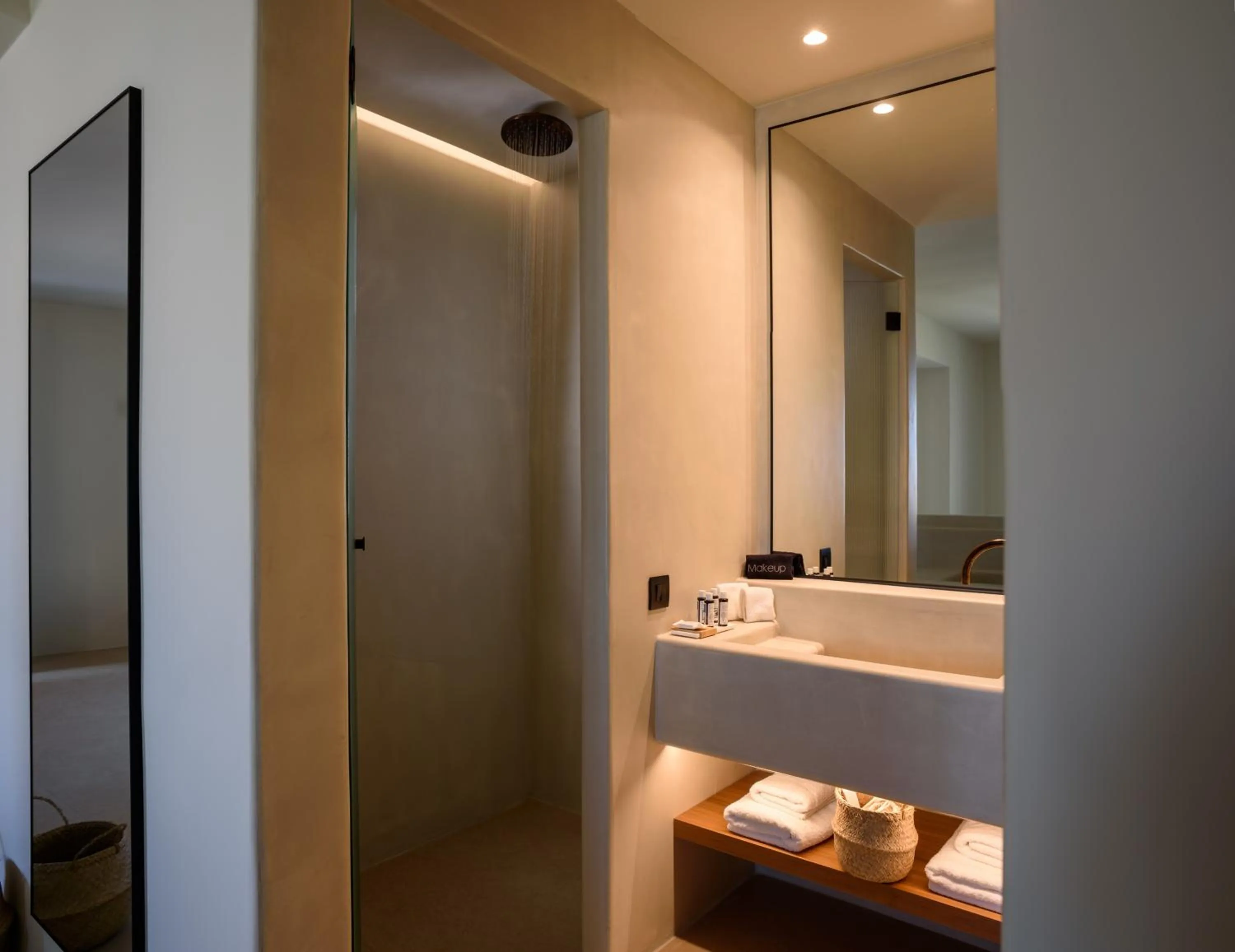 Shower in Elessa Hotel