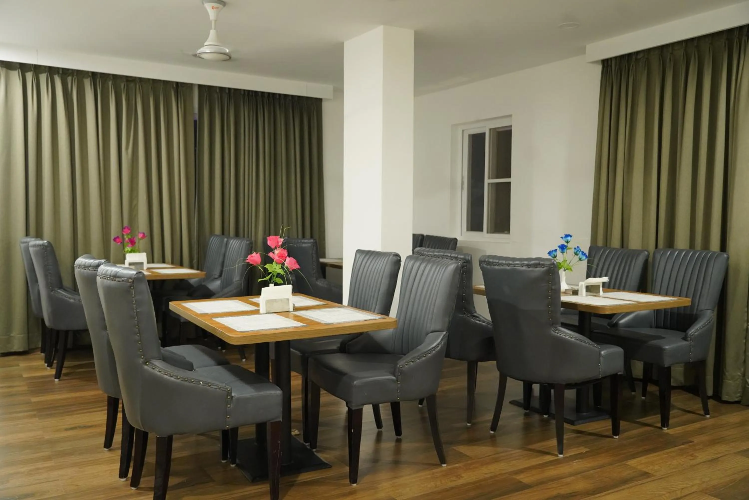 Restaurant/places to eat in Sri Sri Sri Excellency