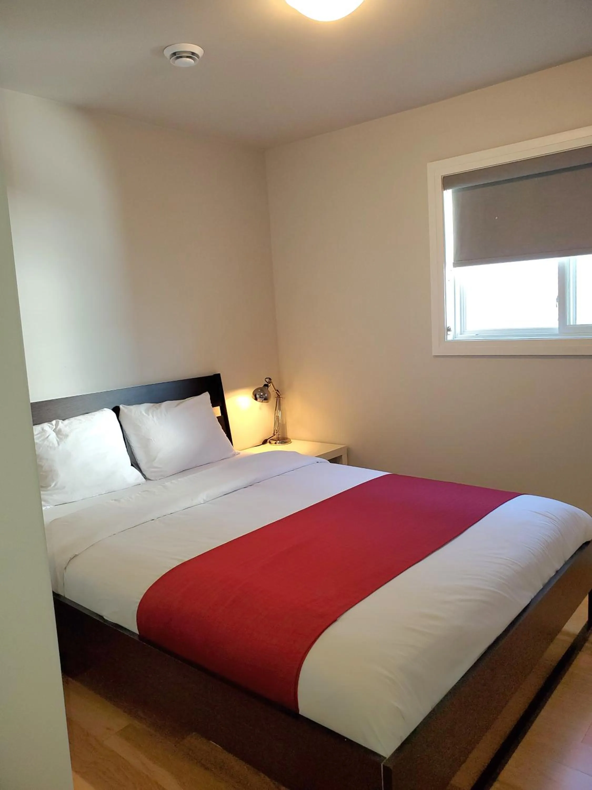 Bedroom, Bed in Cribs on the Hill