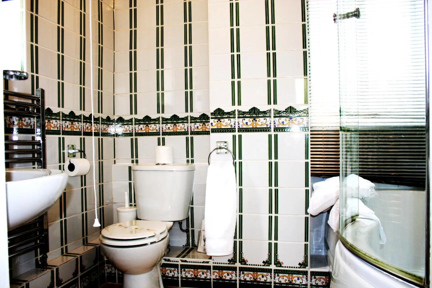 Bathroom in Ilfracombe House Hotel - near Cliffs Pavilion