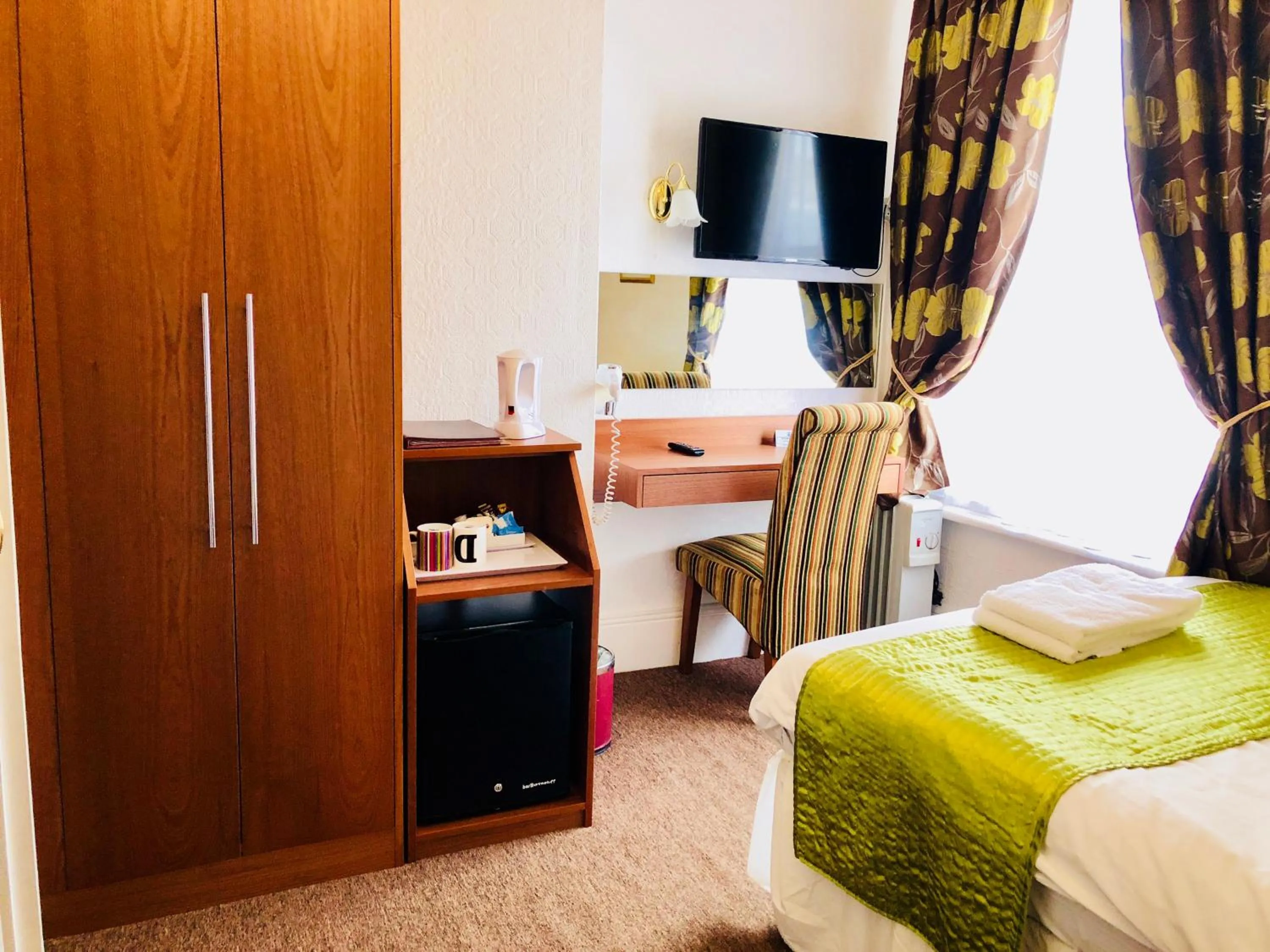 Bedroom, Bed in Ilfracombe House Hotel - near Cliffs Pavilion