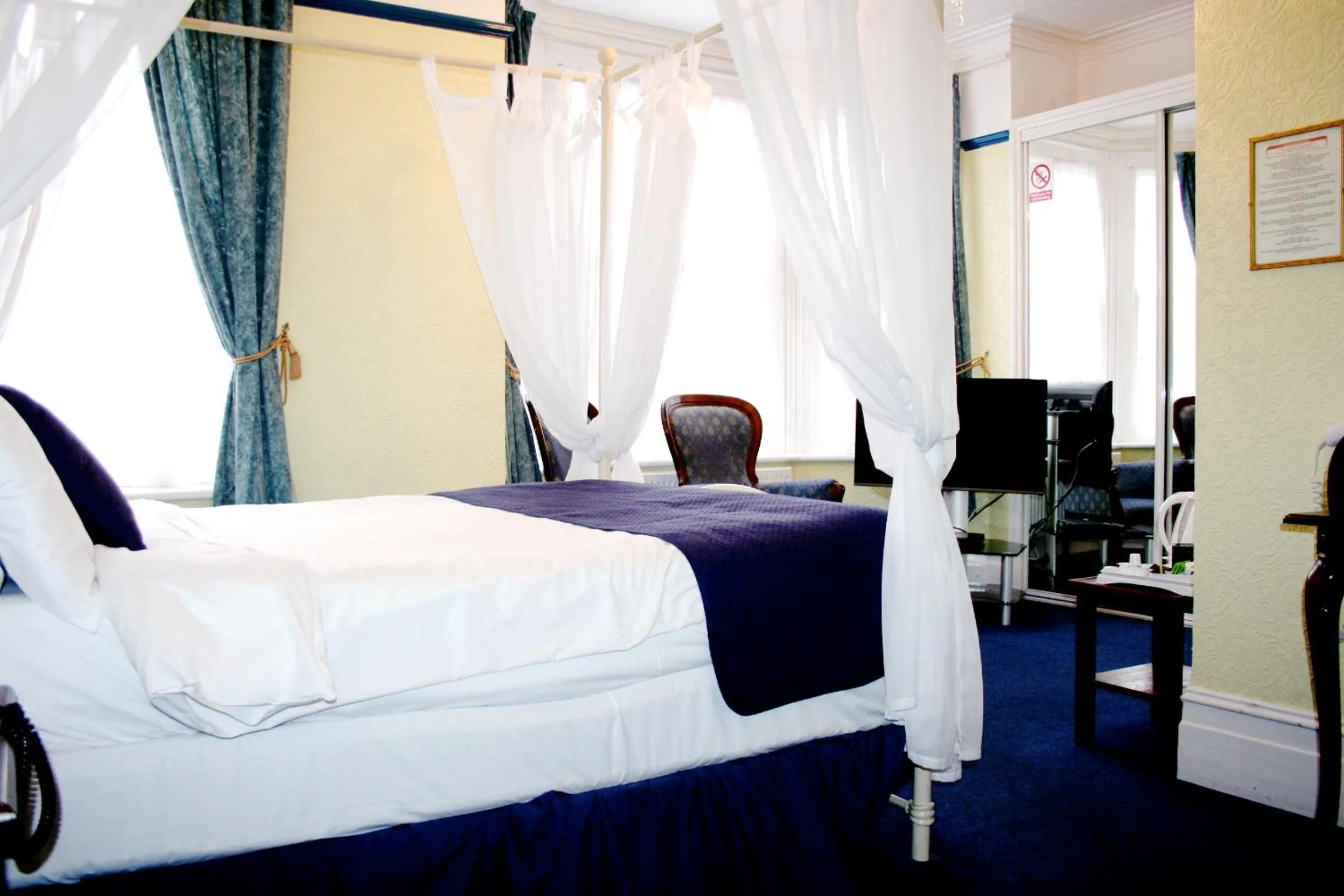 Day, Bed in Ilfracombe House Hotel - near Cliffs Pavilion